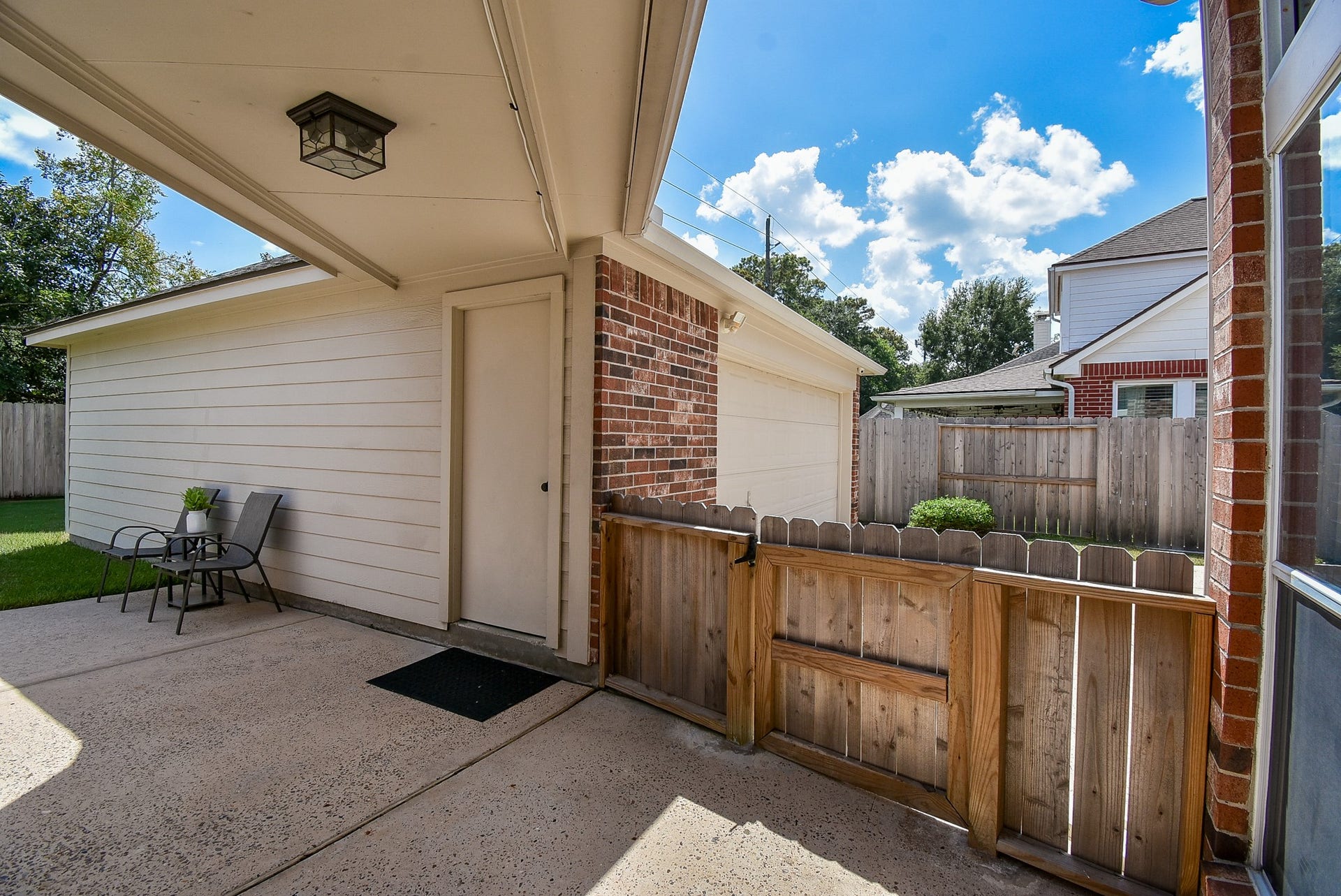 7218 Fall Creek Bend, Humble, TX 77396 Covered area from the house to the garage!
