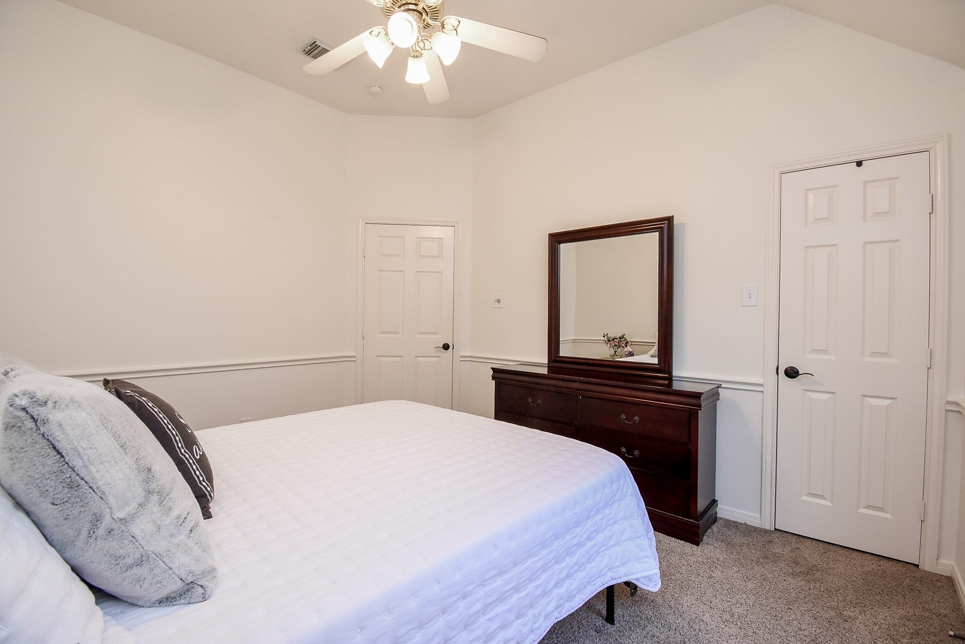 7218 Fall Creek Bend, Humble, TX 77396 Fresh, neutral paint in this spacious bedroom with a big walk-in closet!