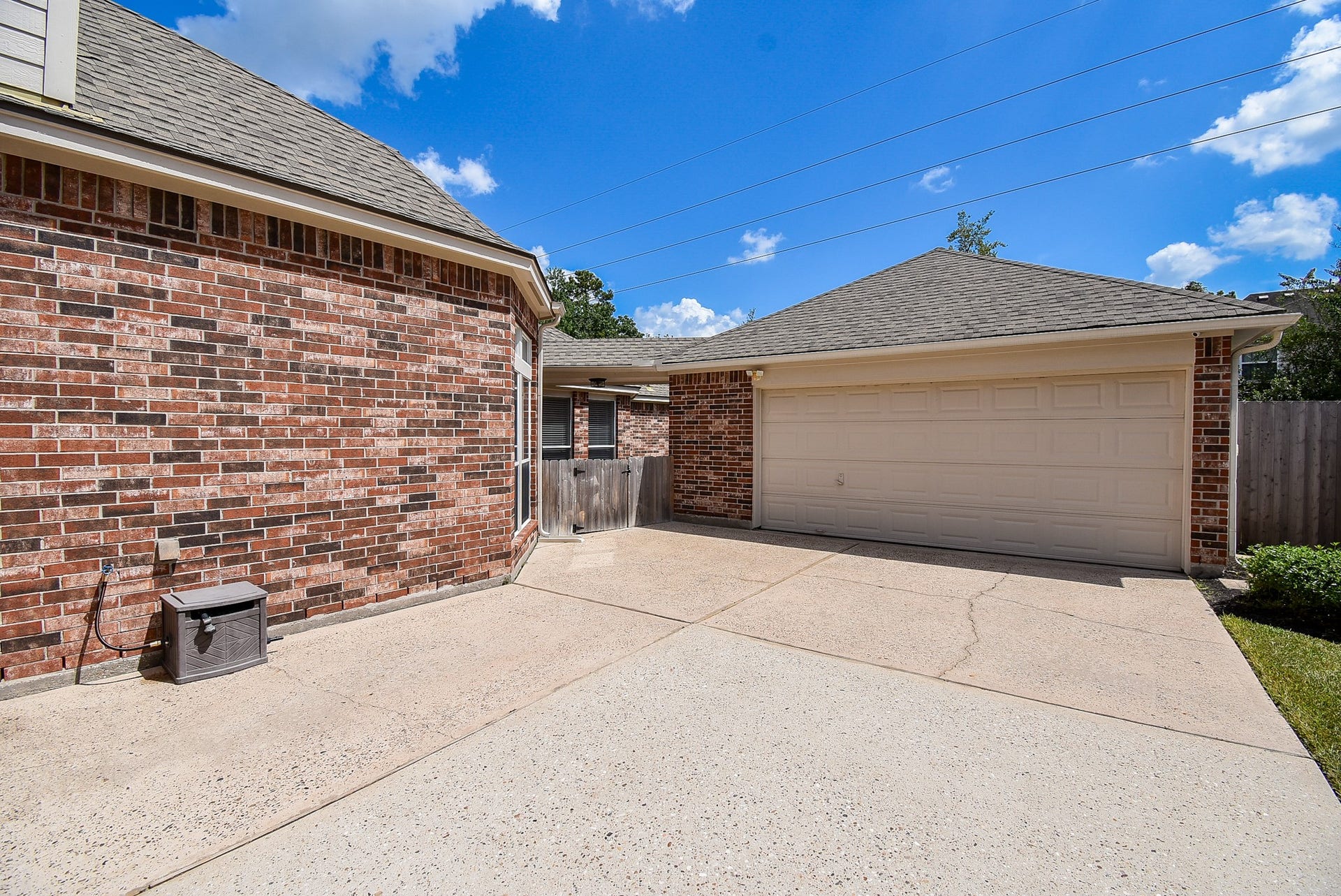 7218 Fall Creek Bend, Humble, TX 77396 The 2 car garage has additional storage areas!