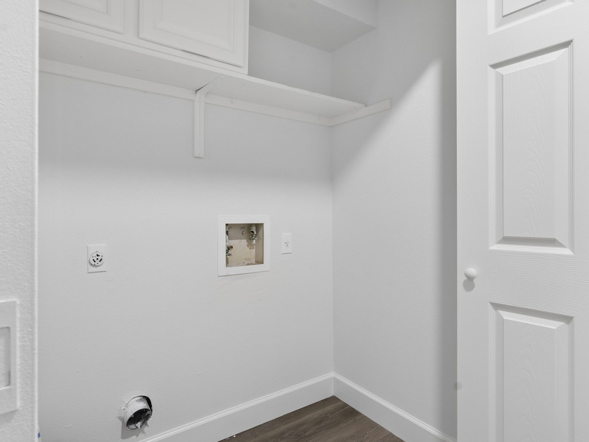 18519 Egret Bay Boulevard, #1906, Webster, TX 77058 Laundry room.