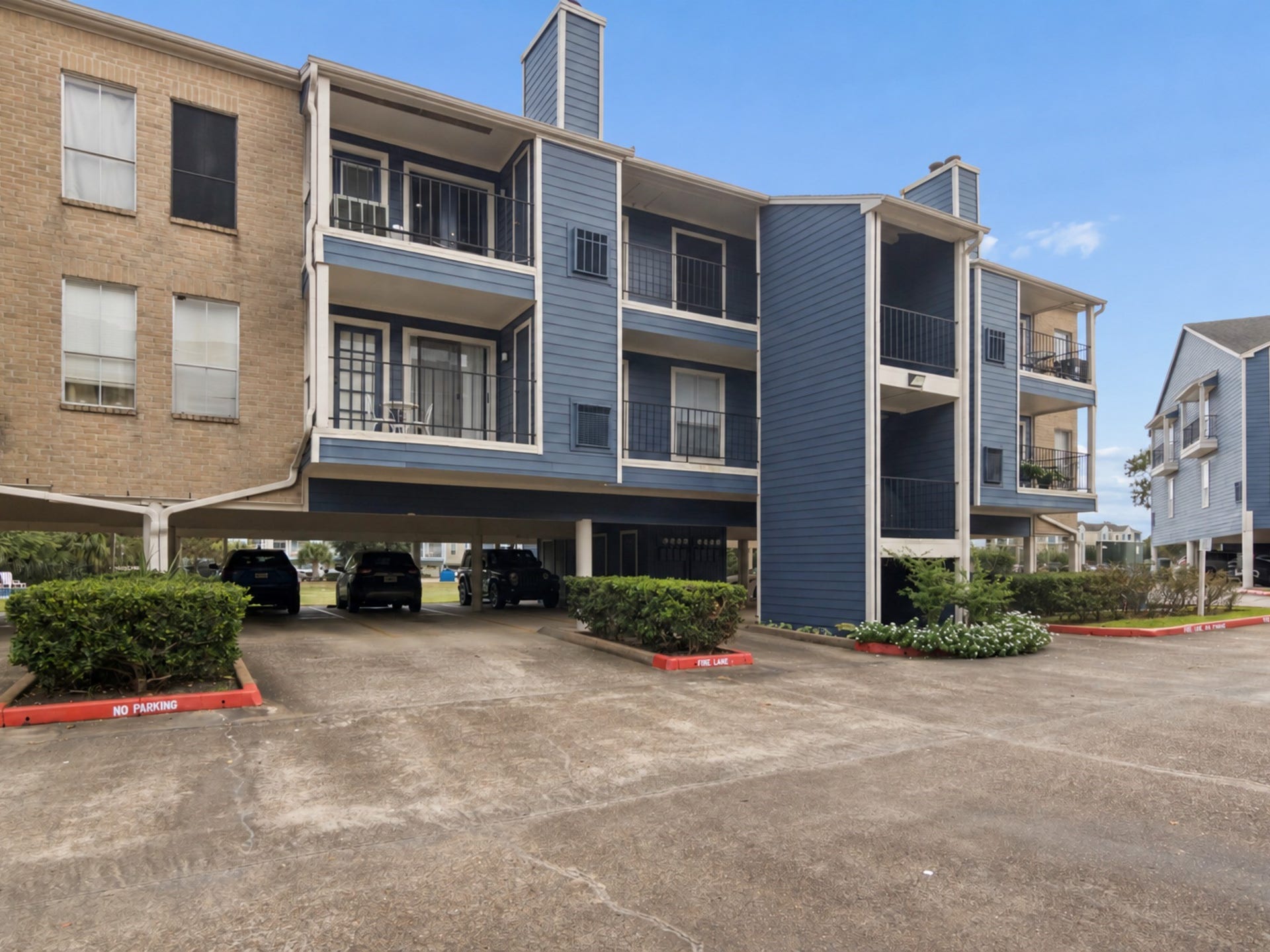 18519 Egret Bay Boulevard, #1906, Webster, TX 77058 Looking up to your balcony.