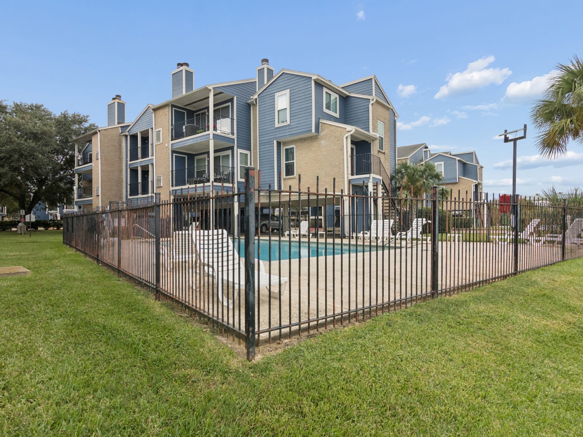 18519 Egret Bay Boulevard, #1906, Webster, TX 77058 Relax by the pool.