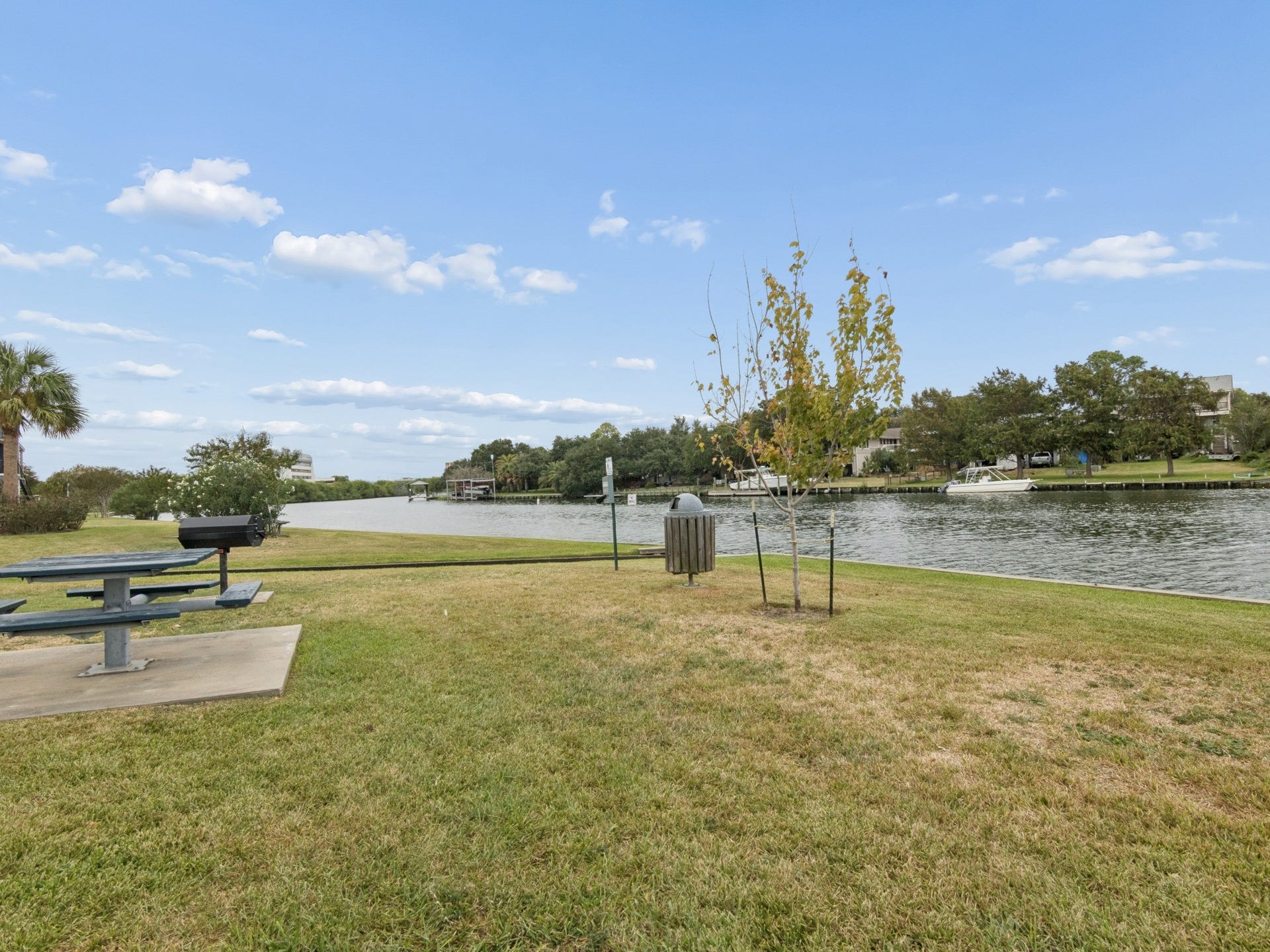 18519 Egret Bay Boulevard, #1906, Webster, TX 77058 Picnic by the water.