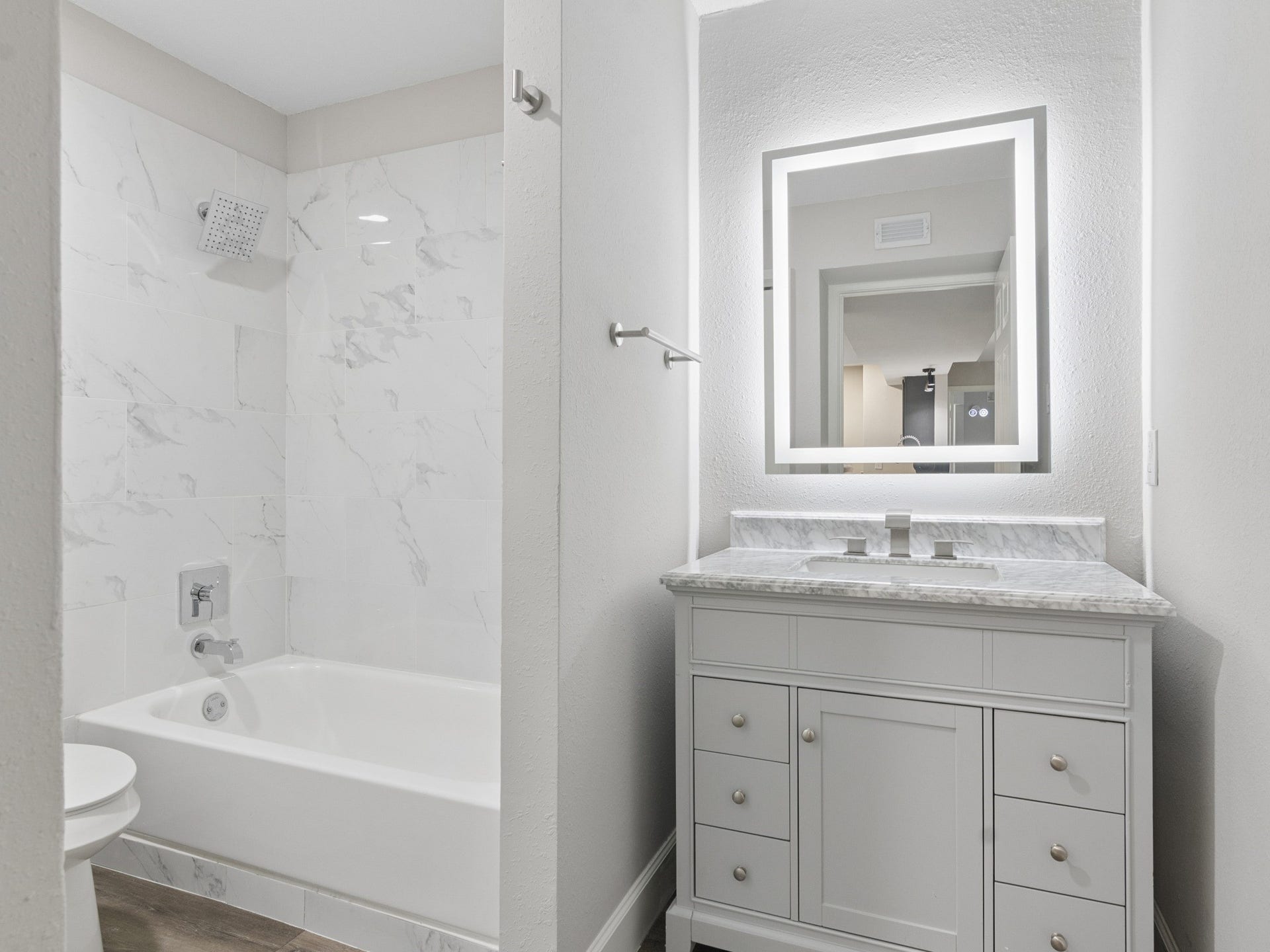 18519 Egret Bay Boulevard, #1906, Webster, TX 77058 Second bathroom with tub/shower combo.