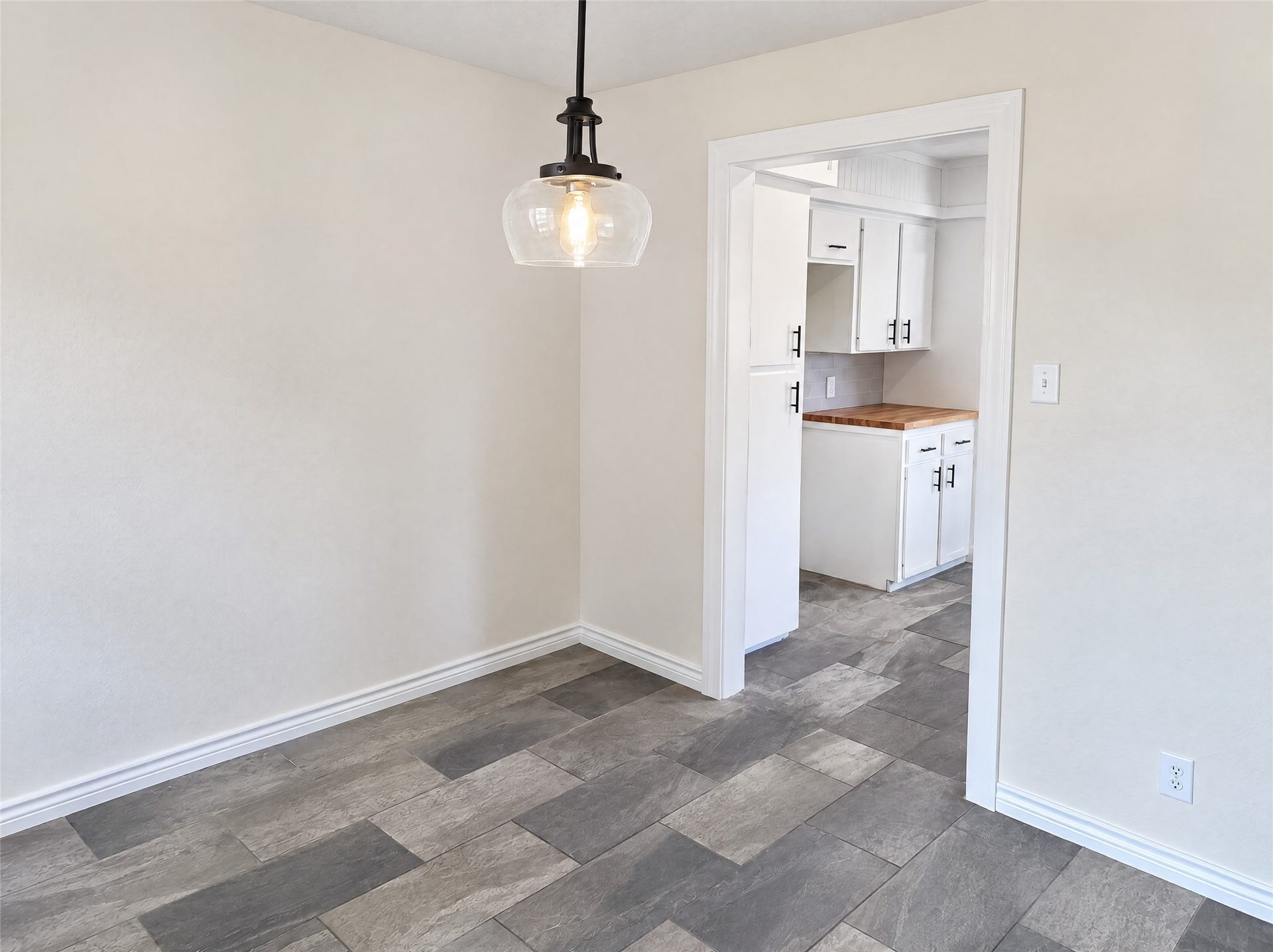 16411 Amcreek Road, Houston, TX 77068 Situated right off the kitchen, this dedicated breakfast nook features stylish pendant lighting, low-maintenance tile flooring, and a large window overlooking the outdoor green space.