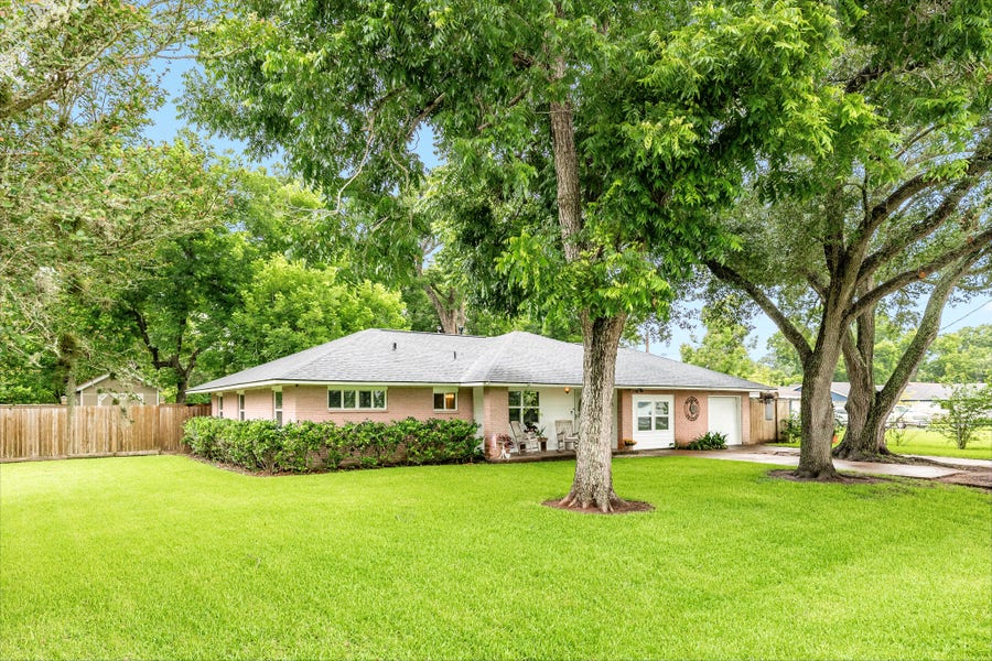 Property photo for 303 Southern Oaks Dr, Lake Jackson, TX