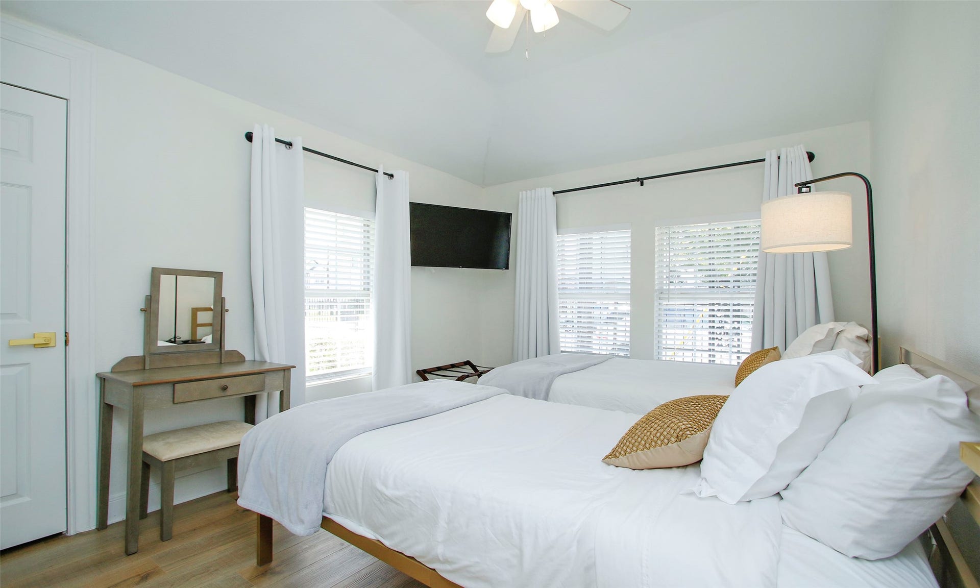 1518 Sabine Street, Houston, TX 77007 This bright and inviting guest bedroom features abundant natural light from multiple windows, blackout curtains for added privacy and restful sleep, and a ceiling fan for year-round comfort. A full guest bath is conveniently located just across the hallway.