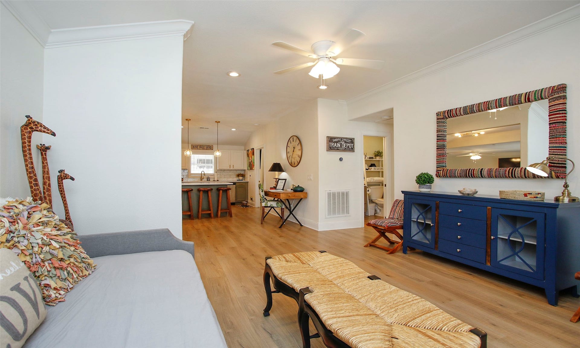 1518 Sabine Street, Houston, TX 77007 Open floorplan! Entry flows into dining and kitchen area!
