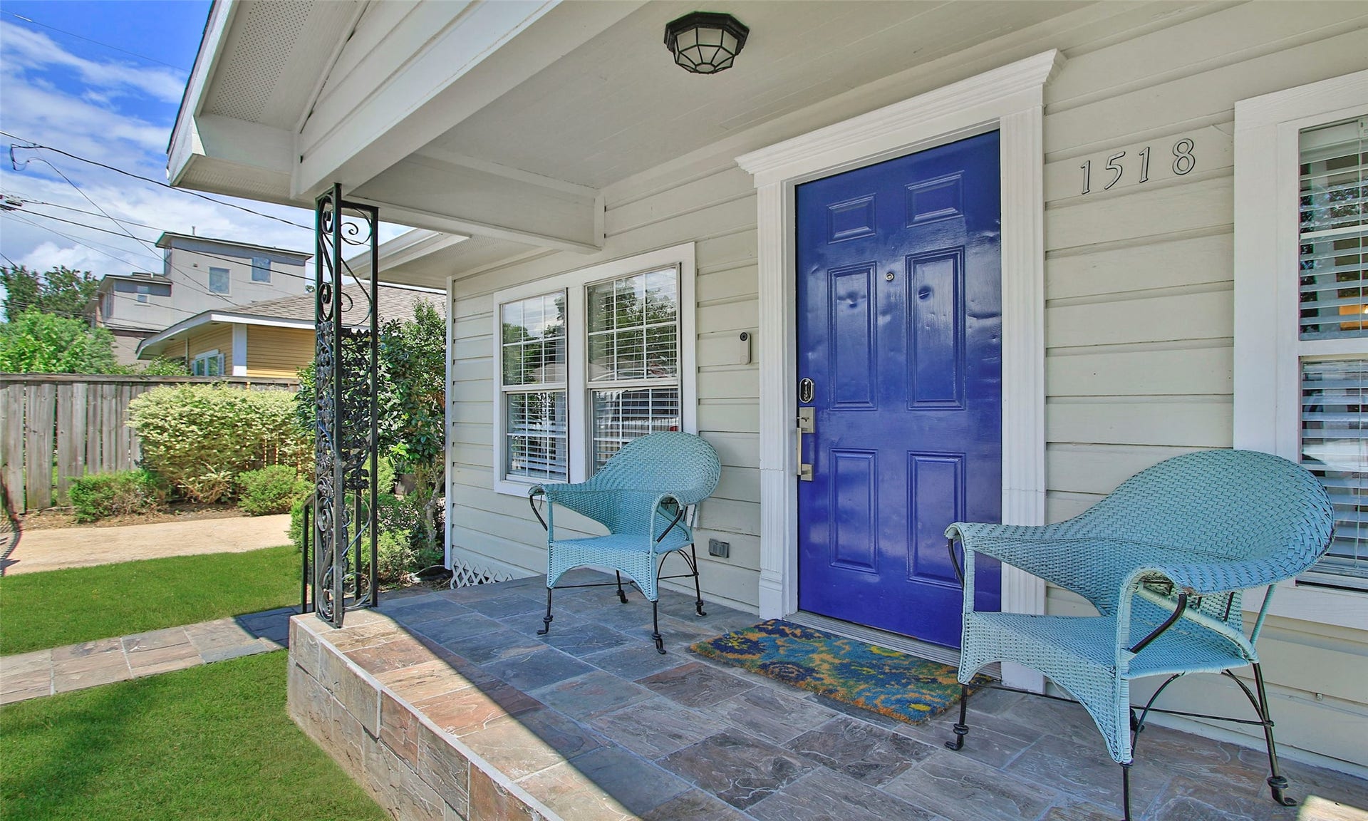 1518 Sabine Street, Houston, TX 77007 Bright and Cheery. Quiet street for relaxing on the front porch!