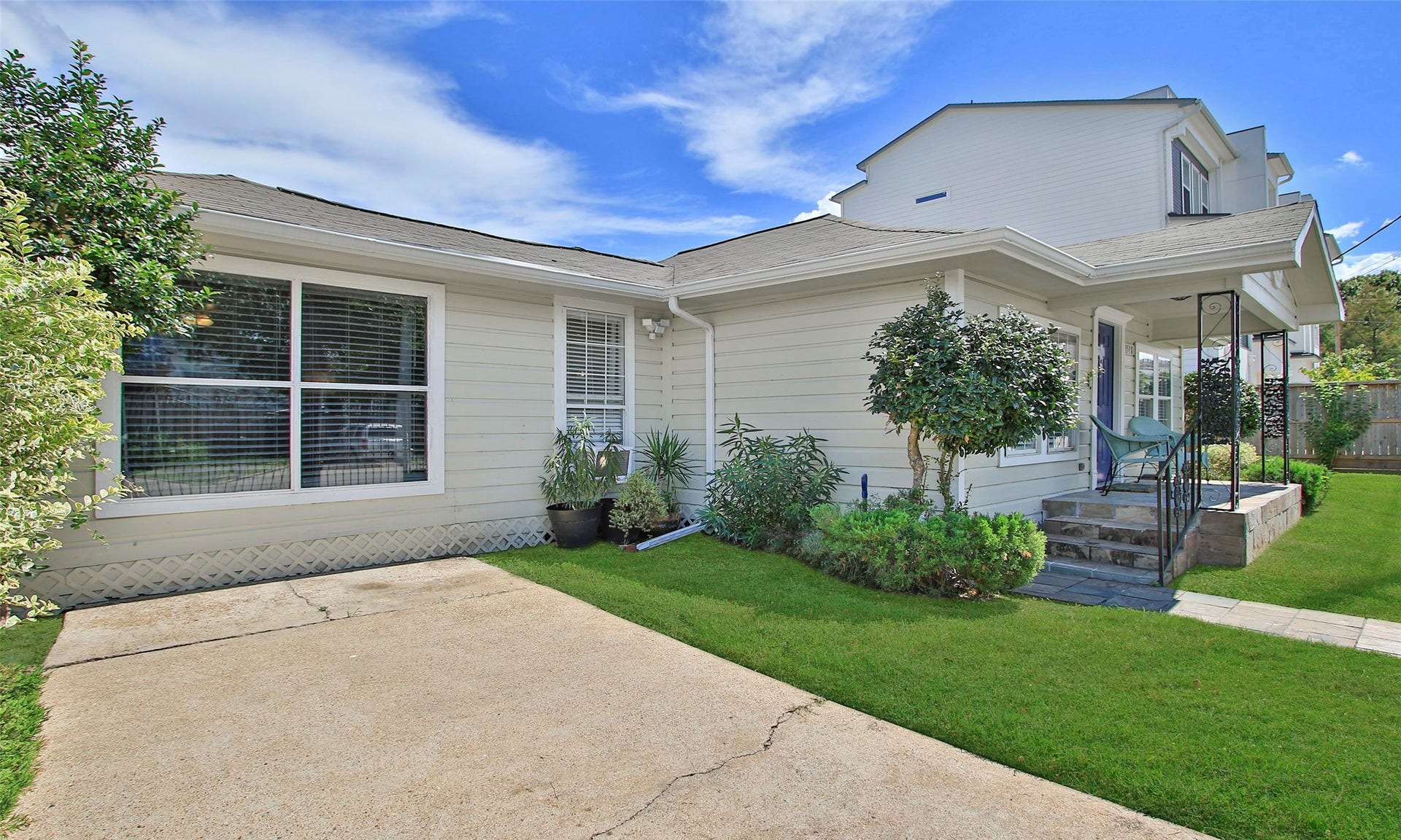 1518 Sabine Street, Houston, TX 77007 Private parking!