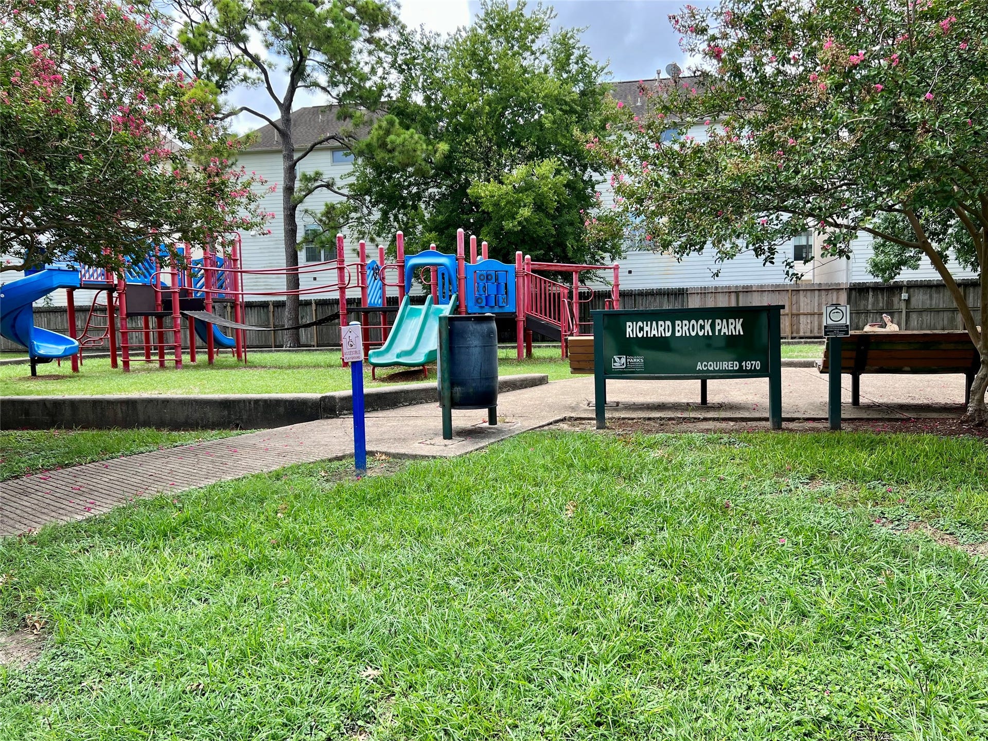 1518 Sabine Street, Houston, TX 77007 Park / playground is only a half a block away. Also has Hoops, BBQ pits and shaded sitting areas. Very popular with the neighbors to meet in the evenings and while walking the fur babies.