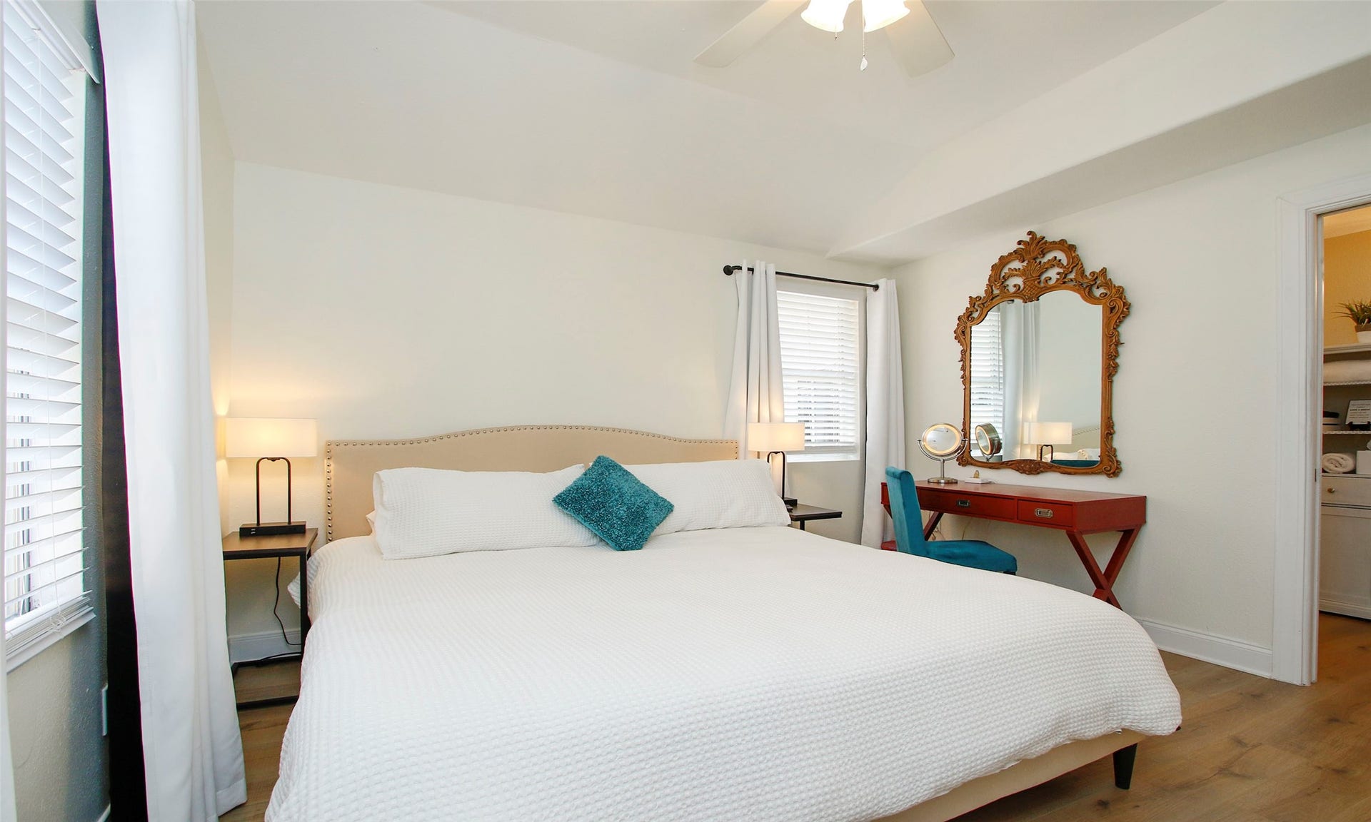 1518 Sabine Street, Houston, TX 77007 Primary bedroom off of living areas has ensuite bath.