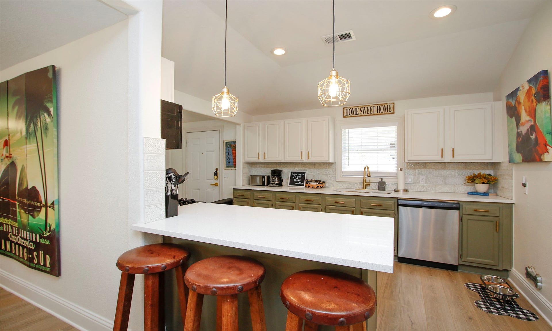 1518 Sabine Street, Houston, TX 77007 Extra seating at breakfast bar.
