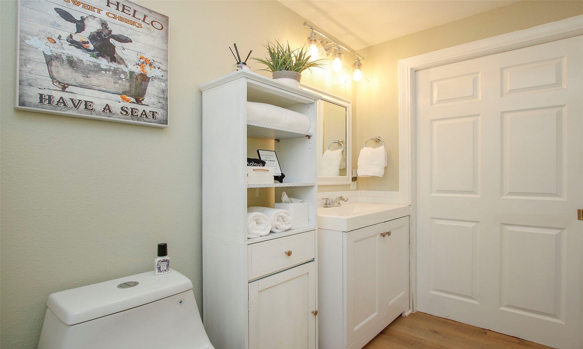 1518 Sabine Street, Houston, TX 77007 Primary bath with closet for storage!