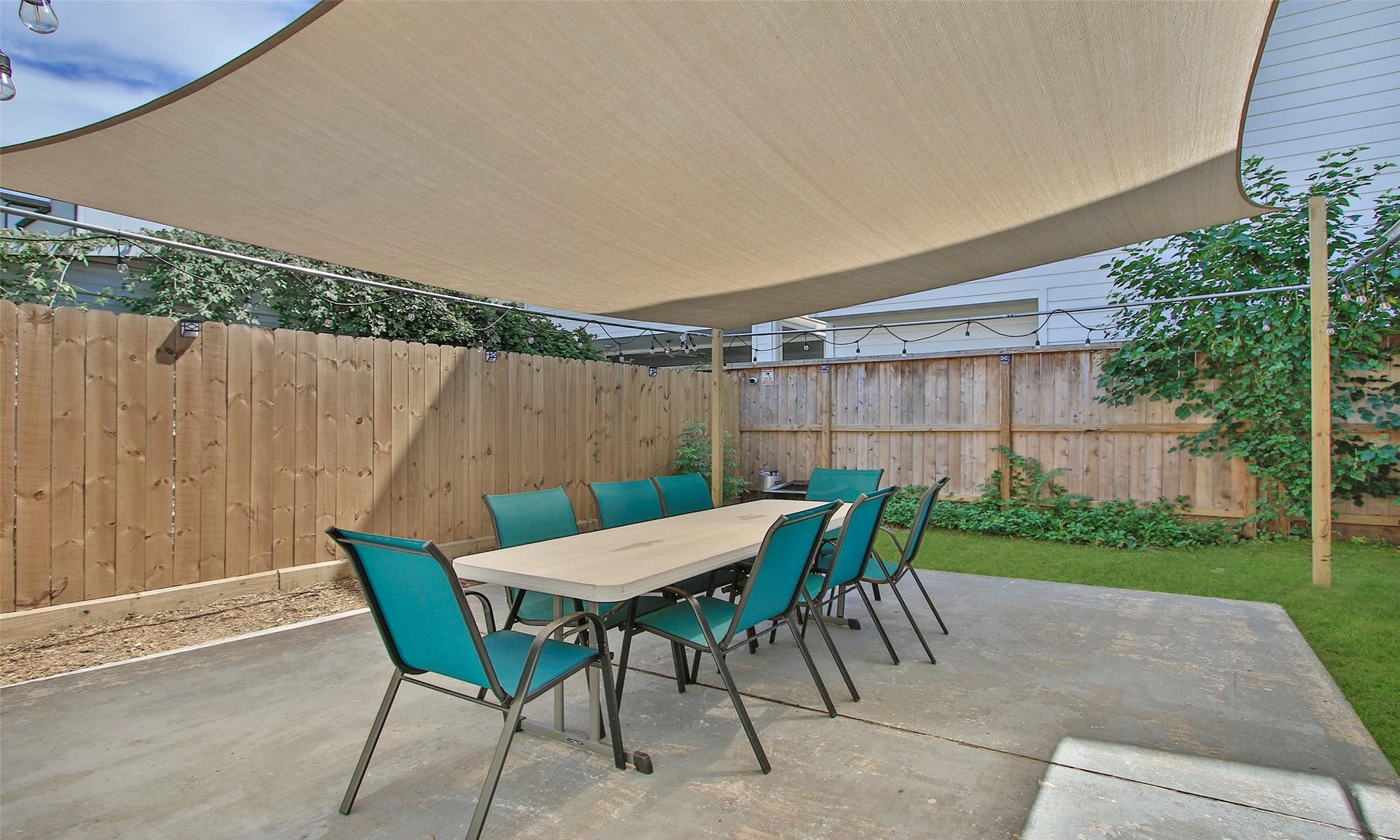 1518 Sabine Street, Houston, TX 77007 Back patio. Accessible from 3rd bedroom and kitchen.