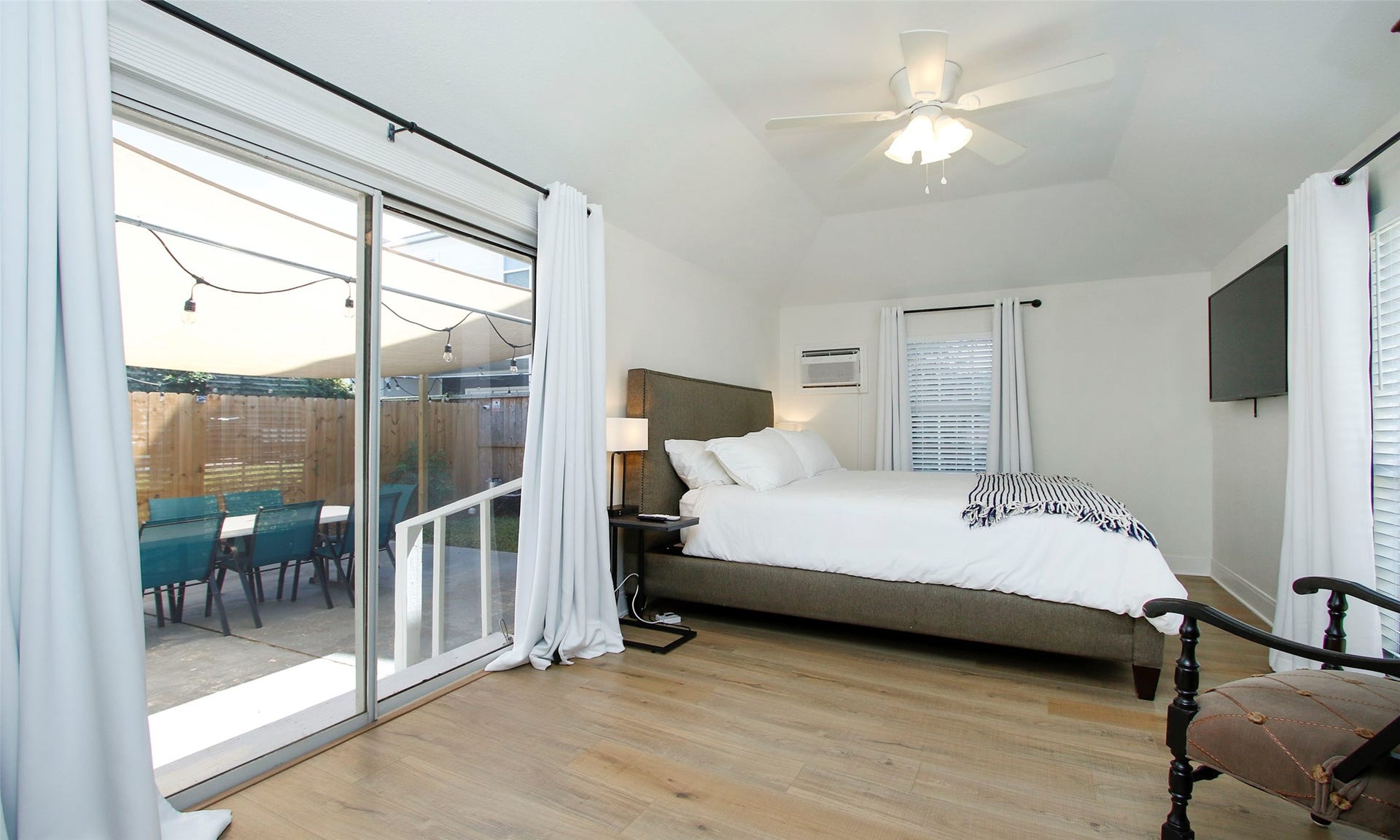 1518 Sabine Street, Houston, TX 77007 The versatile third bedroom offers exceptional flexibility with enough space for a sleeping area and home office. Sliding glass doors provide direct access to the covered back patio, while a dedicated A/C unit complements the central HVAC system for personalized comfort year-round. Black out curtains on all windows.