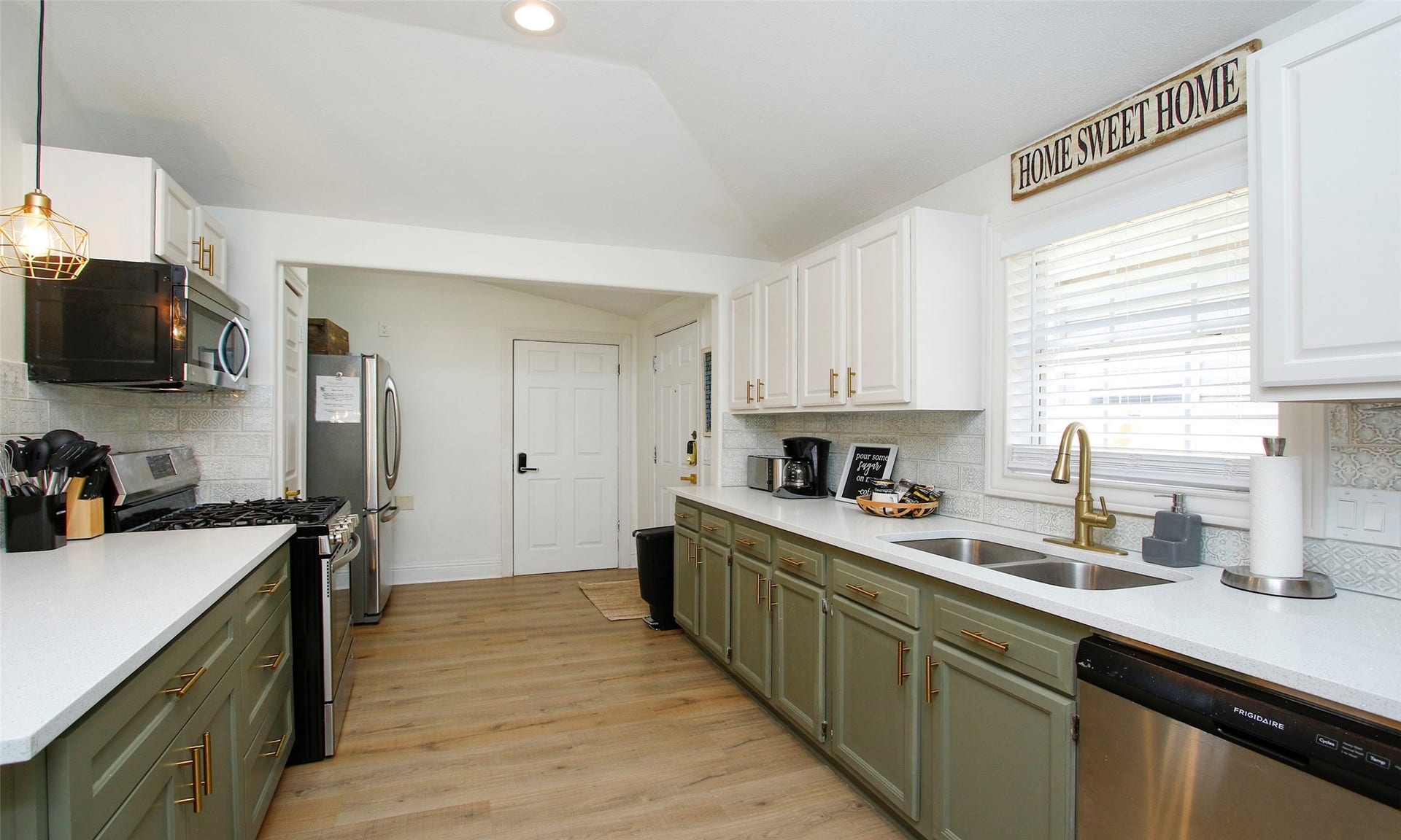 1518 Sabine Street, Houston, TX 77007 The beautifully updated kitchen combines style and functionality with quartz countertops, abundant cabinetry, a designer tile backsplash, and a large window that fills the space with natural light. New stainless steel appliances, including a gas range, microwave, refrigerator, and dishwasher, complete this inviting kitchen that's perfect for everyday cooking and entertaining.