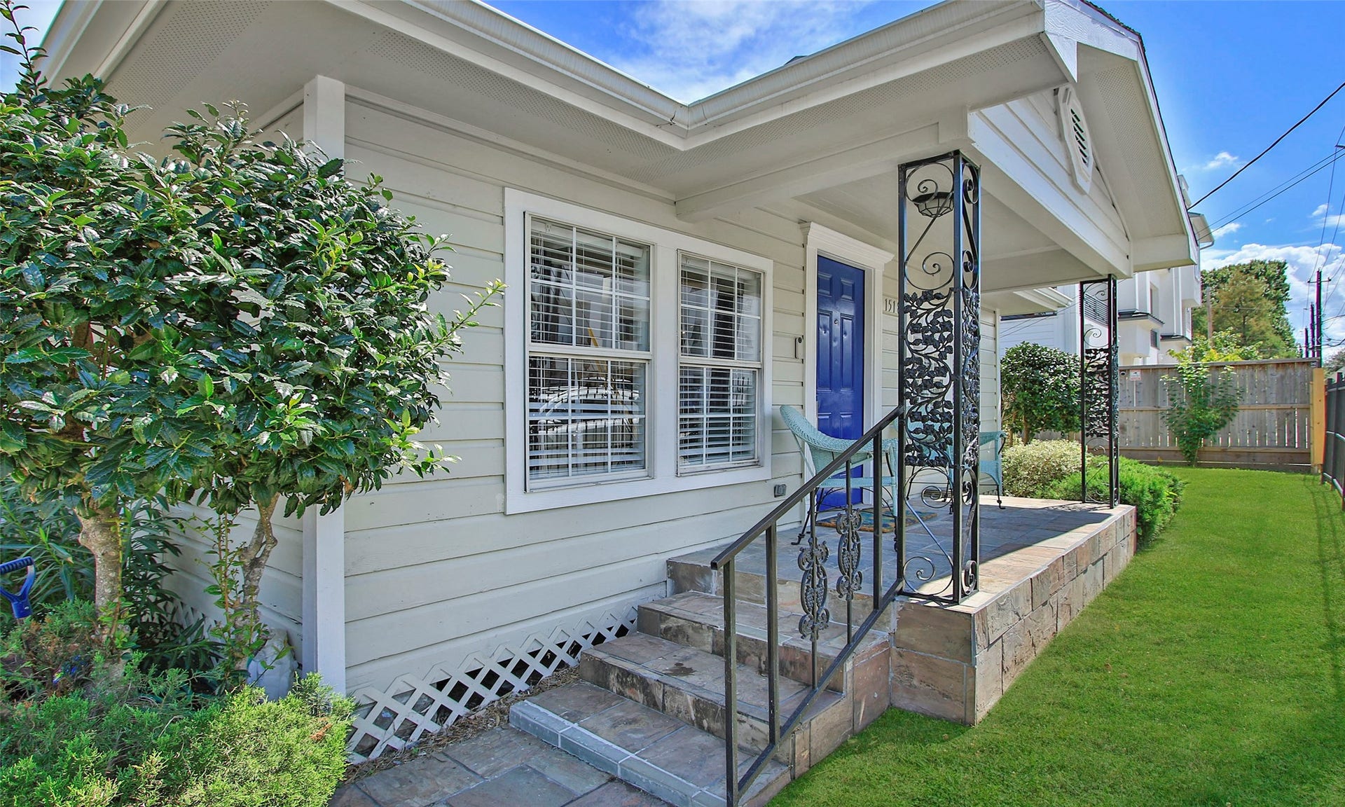 1518 Sabine Street, Houston, TX 77007 Front porch for relaxing in the evening,