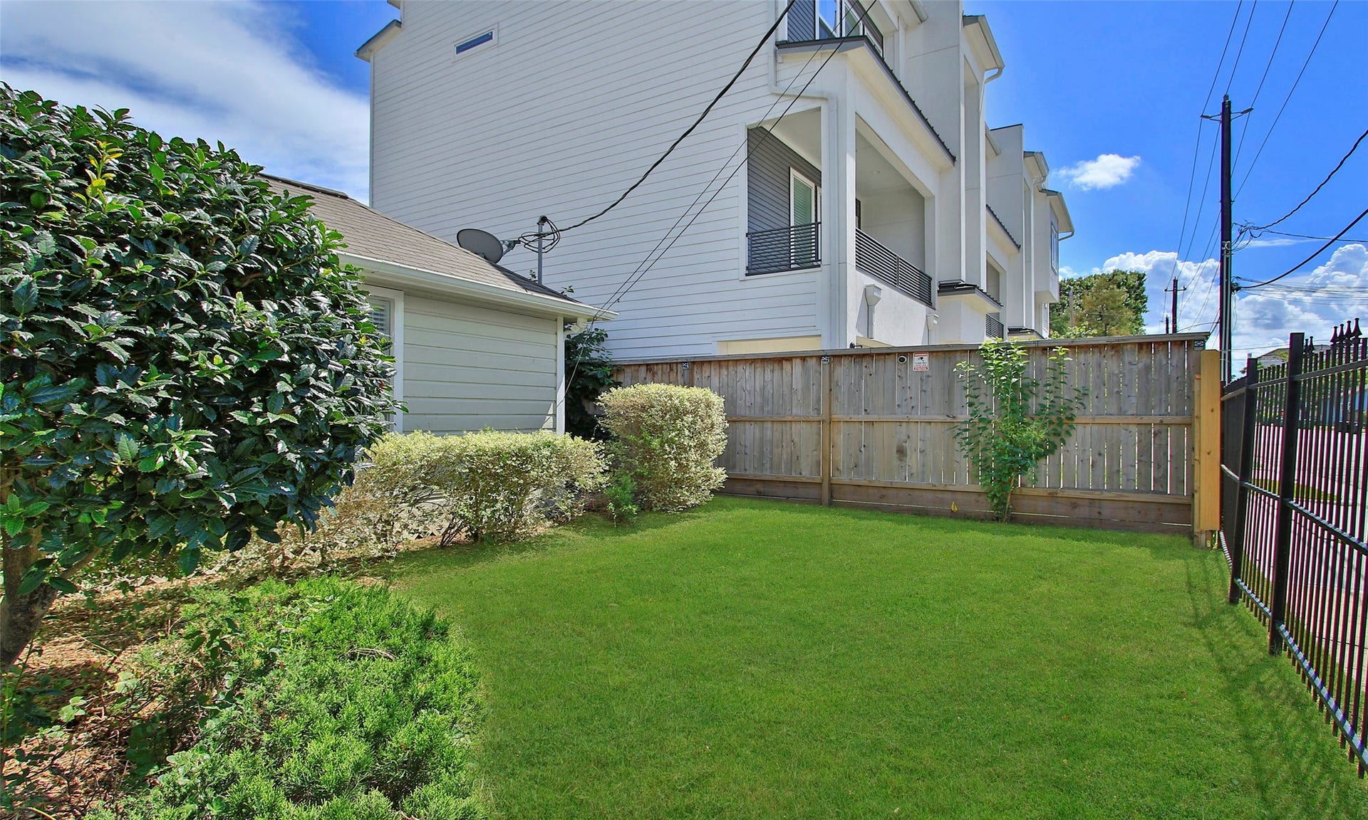 1518 Sabine Street, Houston, TX 77007 Fenced yard for pets!