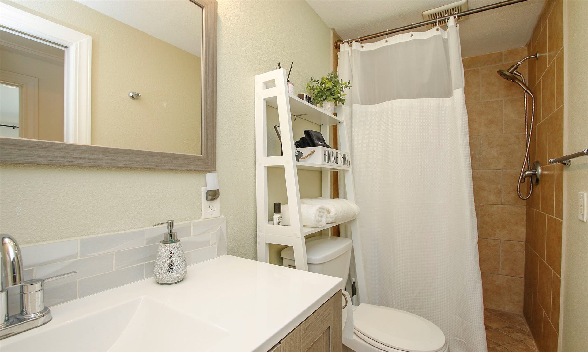 1518 Sabine Street, Houston, TX 77007 Full bath in hallway for bedrooms 2&3