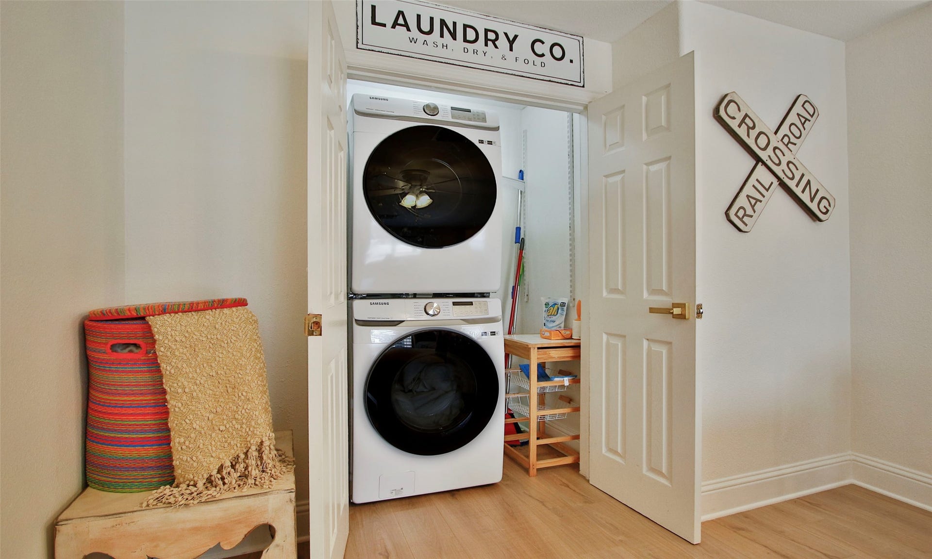 1518 Sabine Street, Houston, TX 77007 Full size Washer & Dryer off of living area.