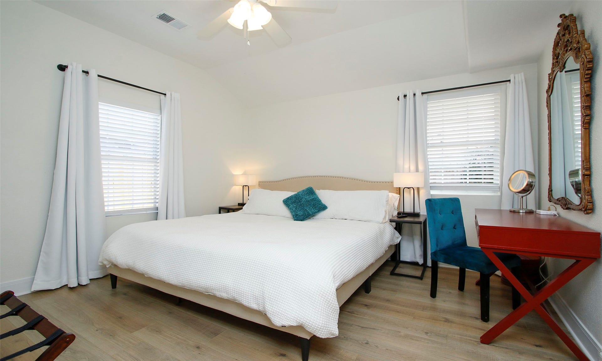1518 Sabine Street, Houston, TX 77007 Primary bedroom with ensuite full bath. Window looks out to patio