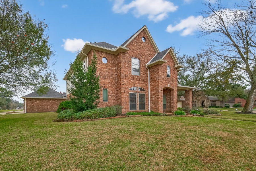 Property photo for 51 English Oak Court, Lake Jackson, TX