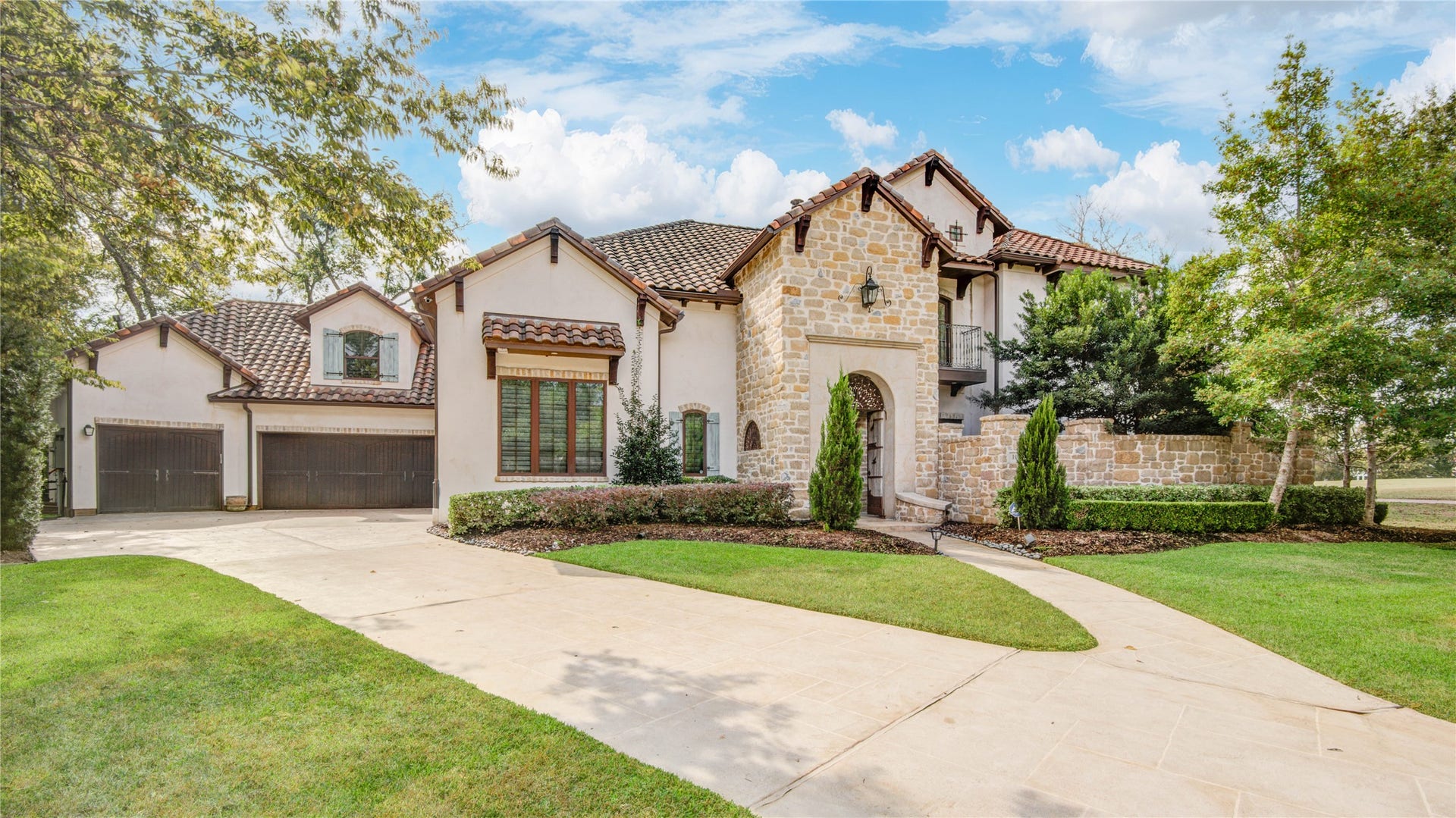 10 Sullivans Lane, Missouri City, TX 77459 Welcome to this amazing home that offers 5 bedrooms, 5 full and 2 half baths, a whole-house generator, pool/spa, outdoor kitchen, audio system, mosquito system, security cameras, and an oversized 3-car garage featuring epoxy floors, built-ins, and a utility sinkplus prime golf course frontage.