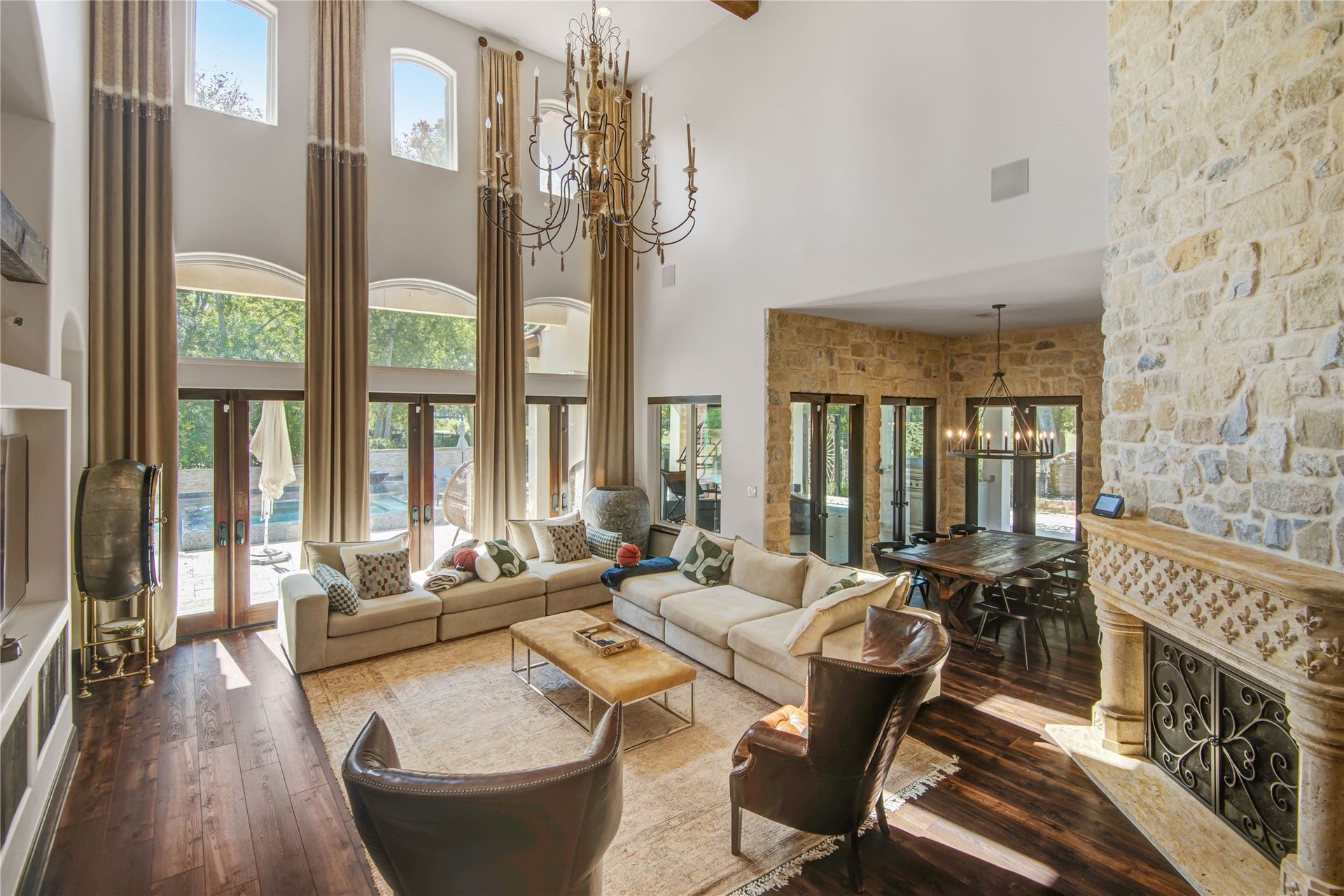 10 Sullivans Lane, Missouri City, TX 77459 Stunning, light-filled living room with a grand and luxurious atmosphere. Soaring two-story ceilings and an expansive wall of tall windows flood this area with natural light while offering beautiful views of the outdoors.