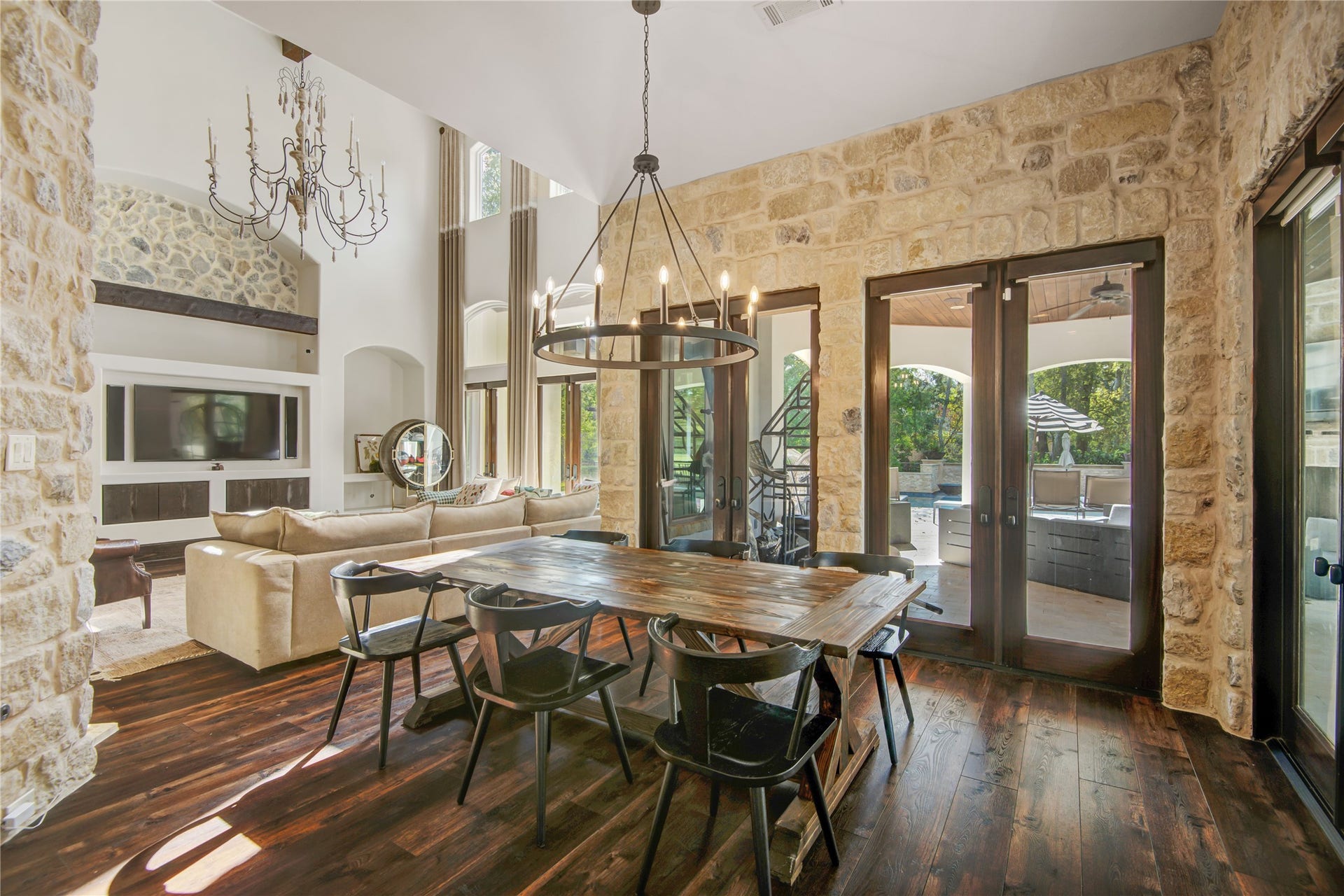 10 Sullivans Lane, Missouri City, TX 77459 Breakfast area with views of the outdoor living area and stunning pool