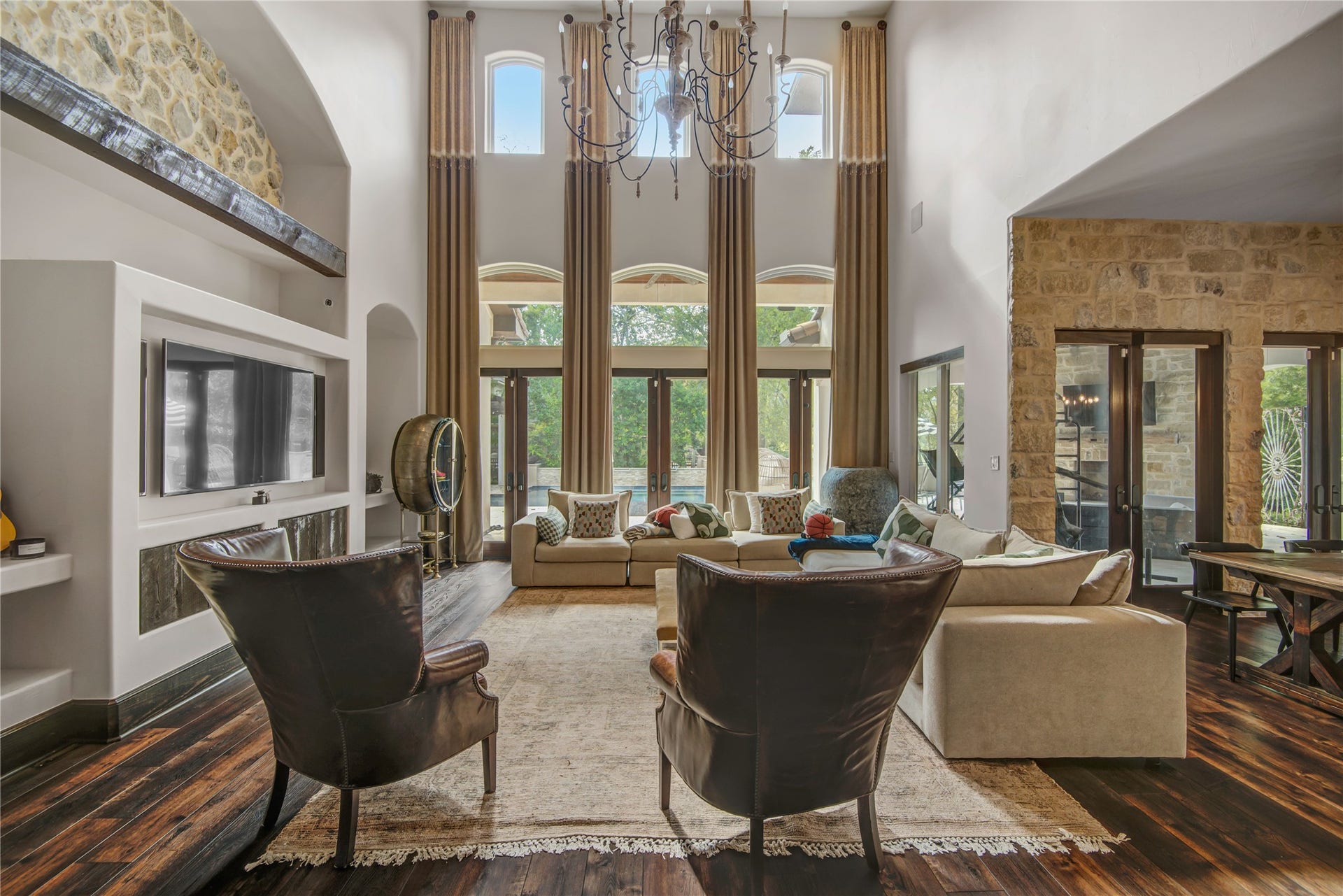 10 Sullivans Lane, Missouri City, TX 77459 Another view of the grand, open-concept living room with an elegant, lodge-inspired aesthetics