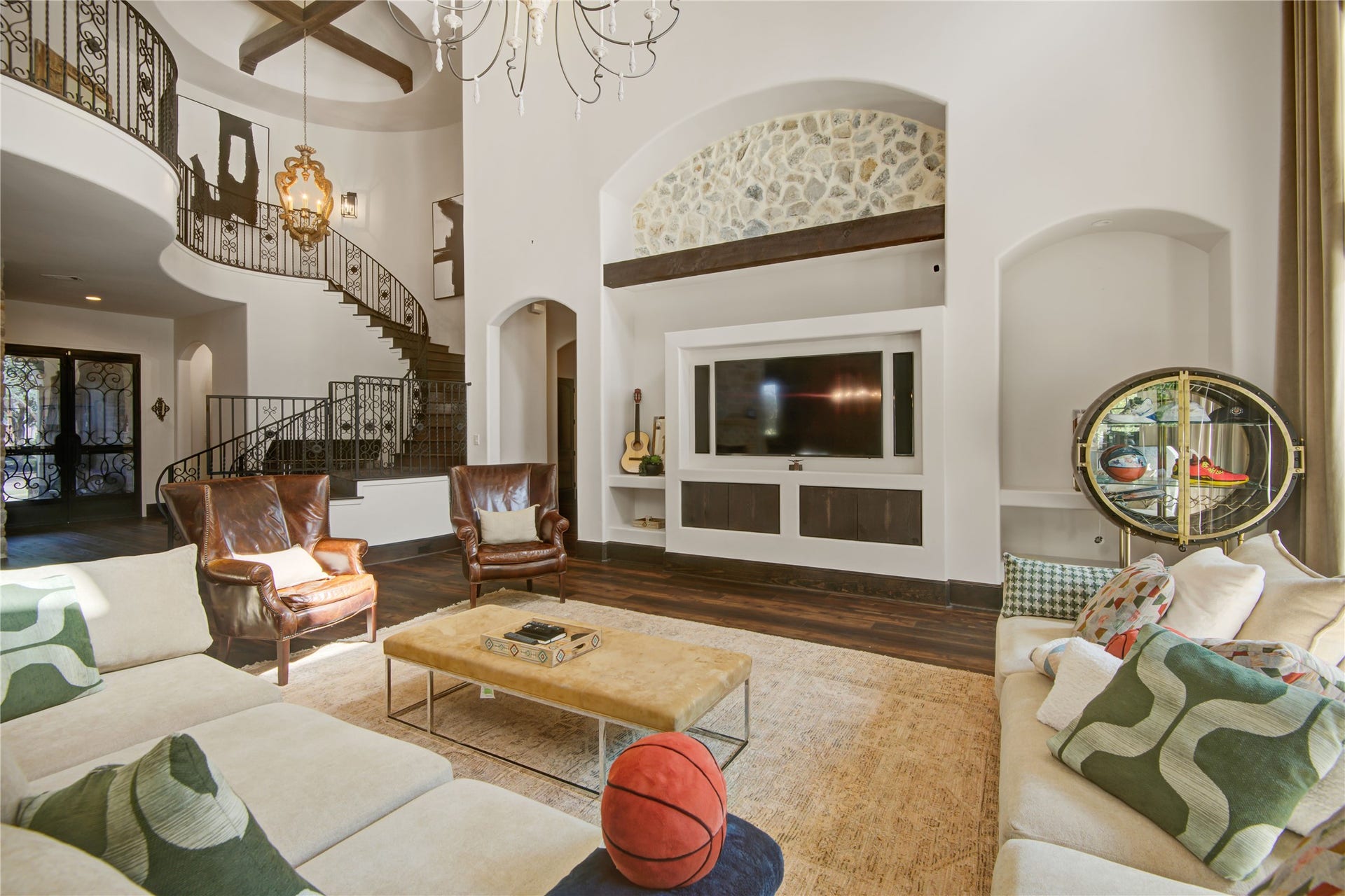 10 Sullivans Lane, Missouri City, TX 77459 The living space is accented with a stone wall above the built-in entertainment center.