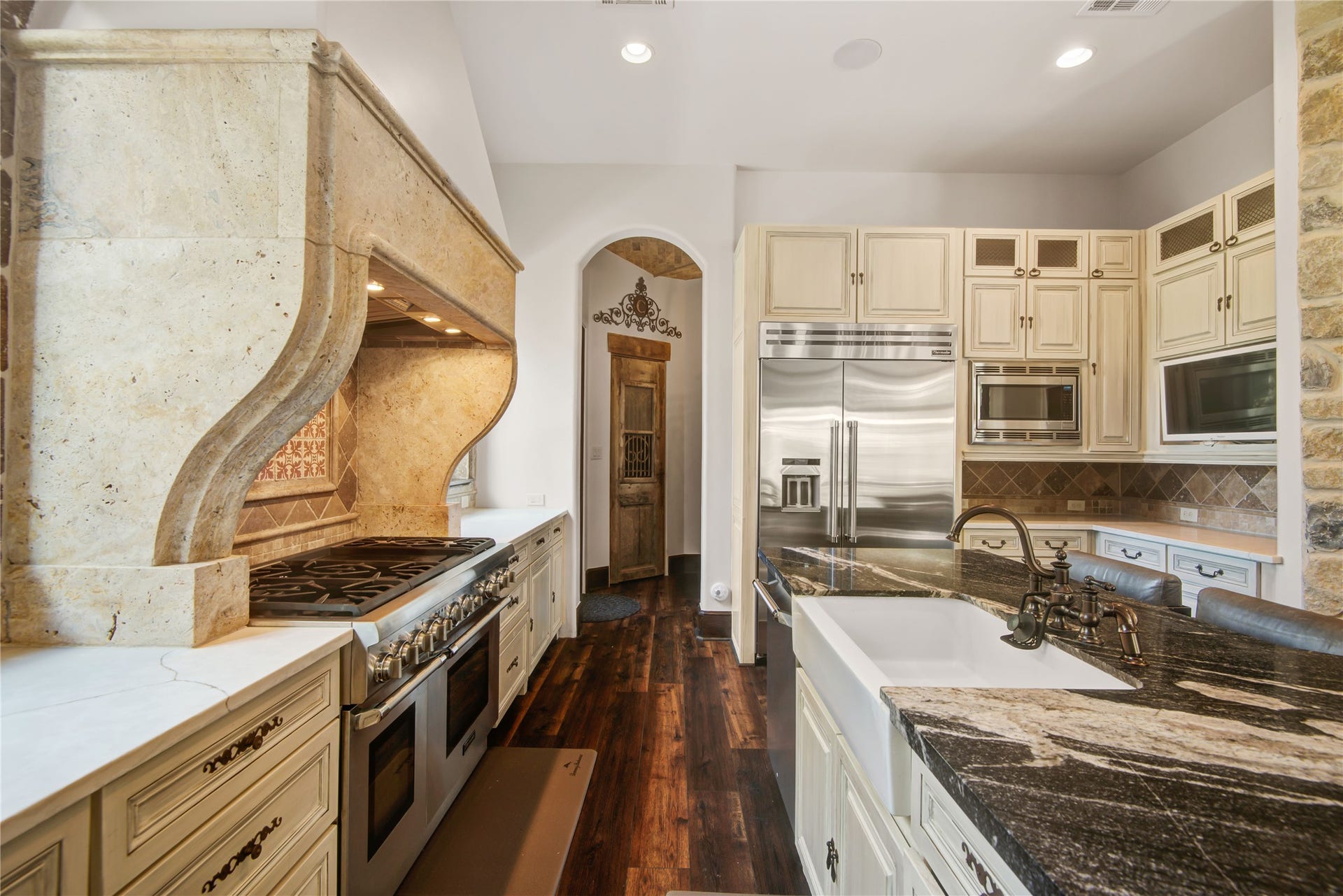 10 Sullivans Lane, Missouri City, TX 77459 Kitchen combines rustic charm with modern amenities, highlighted by a professional-grade range large farmhouse sink, and elegant stone countertops.