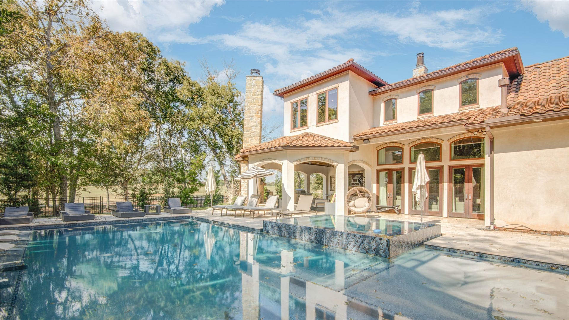 10 Sullivans Lane, Missouri City, TX 77459 Backyard oasis is perfect for relaxation and entertaining.