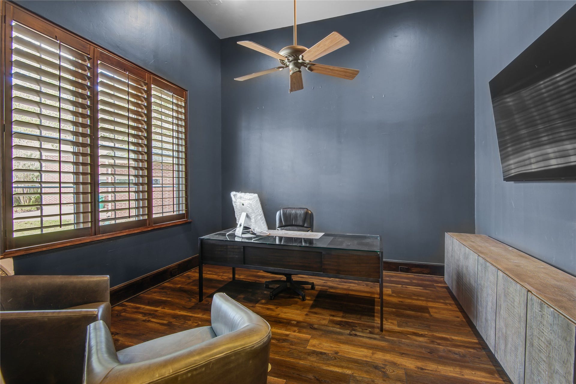10 Sullivans Lane, Missouri City, TX 77459 Spacious private office/study with custom plantation shutters