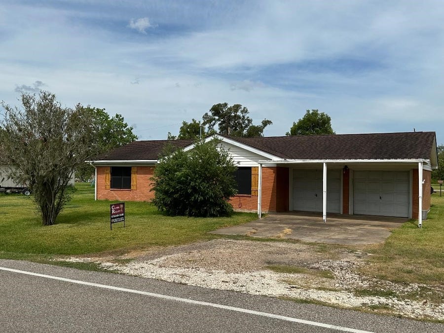 Property photo for 304 Edgewater Drive, Clute, TX