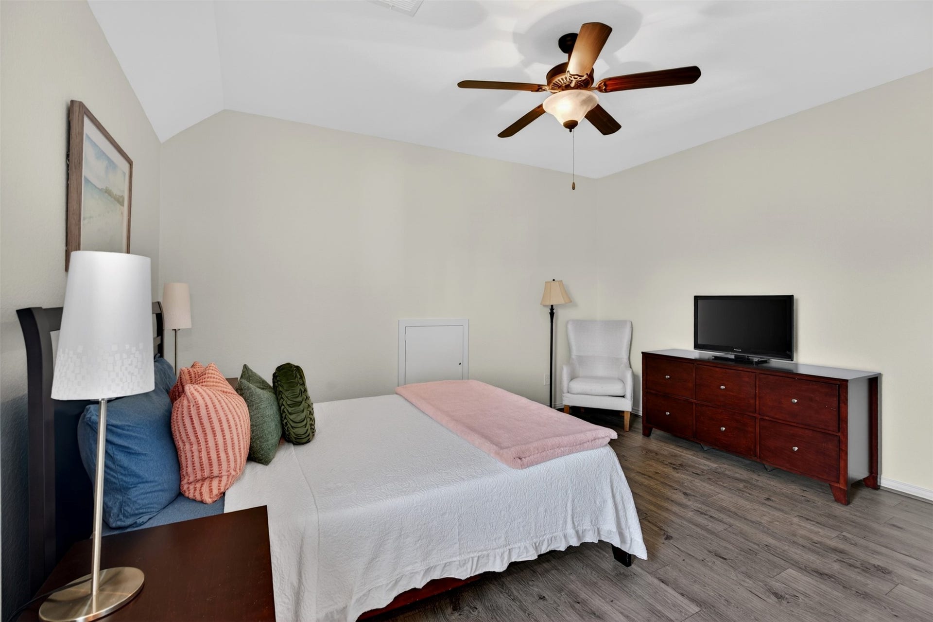 1504 Tallow Chase Court, Friendswood, TX 77546 Upstairs en-suite with private bathroom