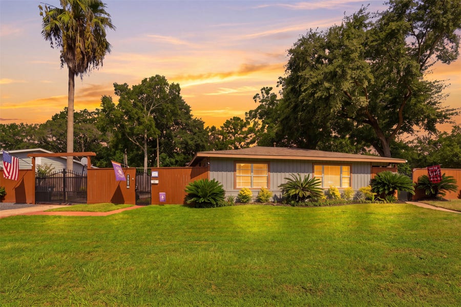 Property photo for 1704 Nina Lee Lane, Houston, TX