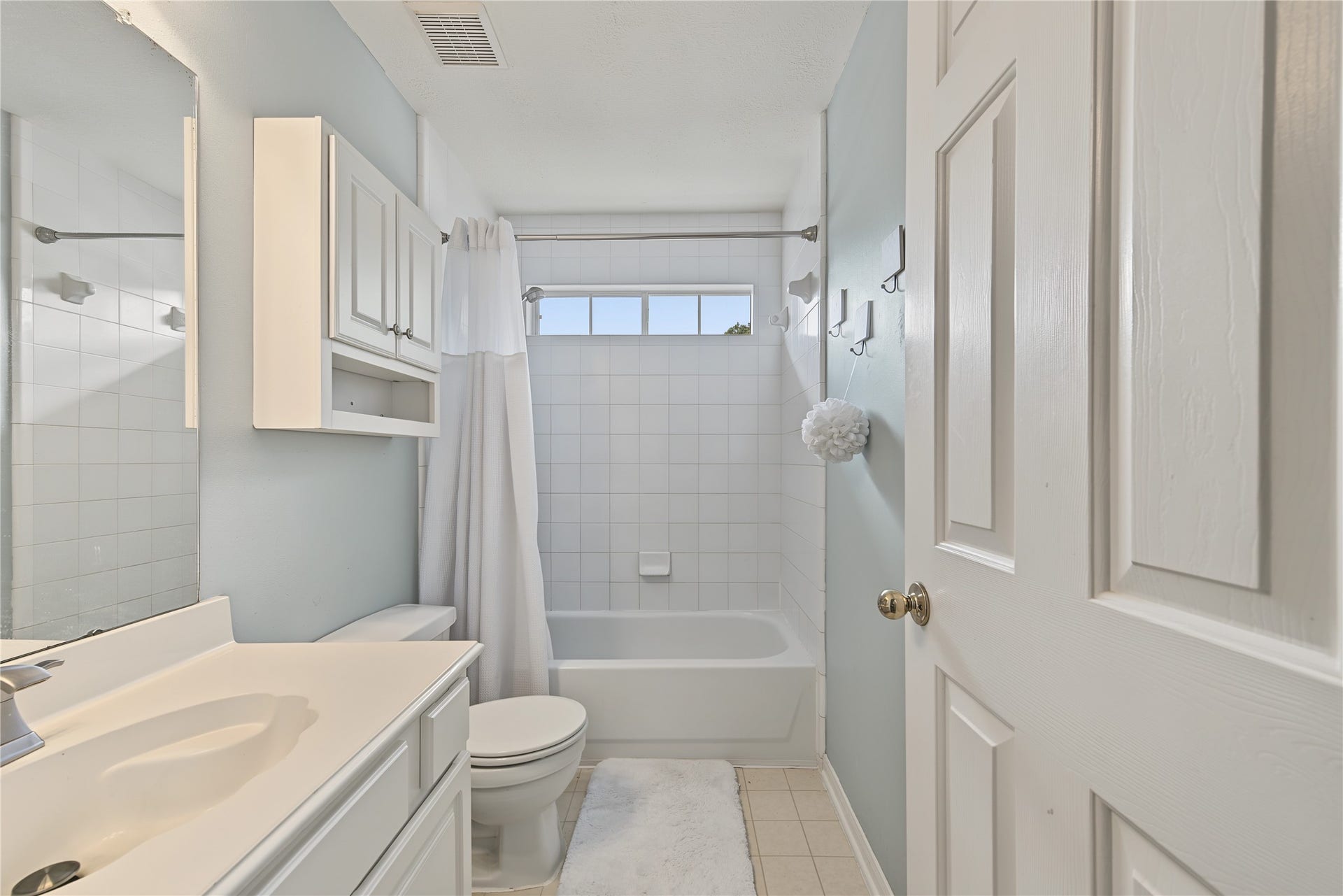 2302 Piney Woods Drive, Pearland, TX 77581 Bright guest bath with a tiled tub/shower combination and natural light