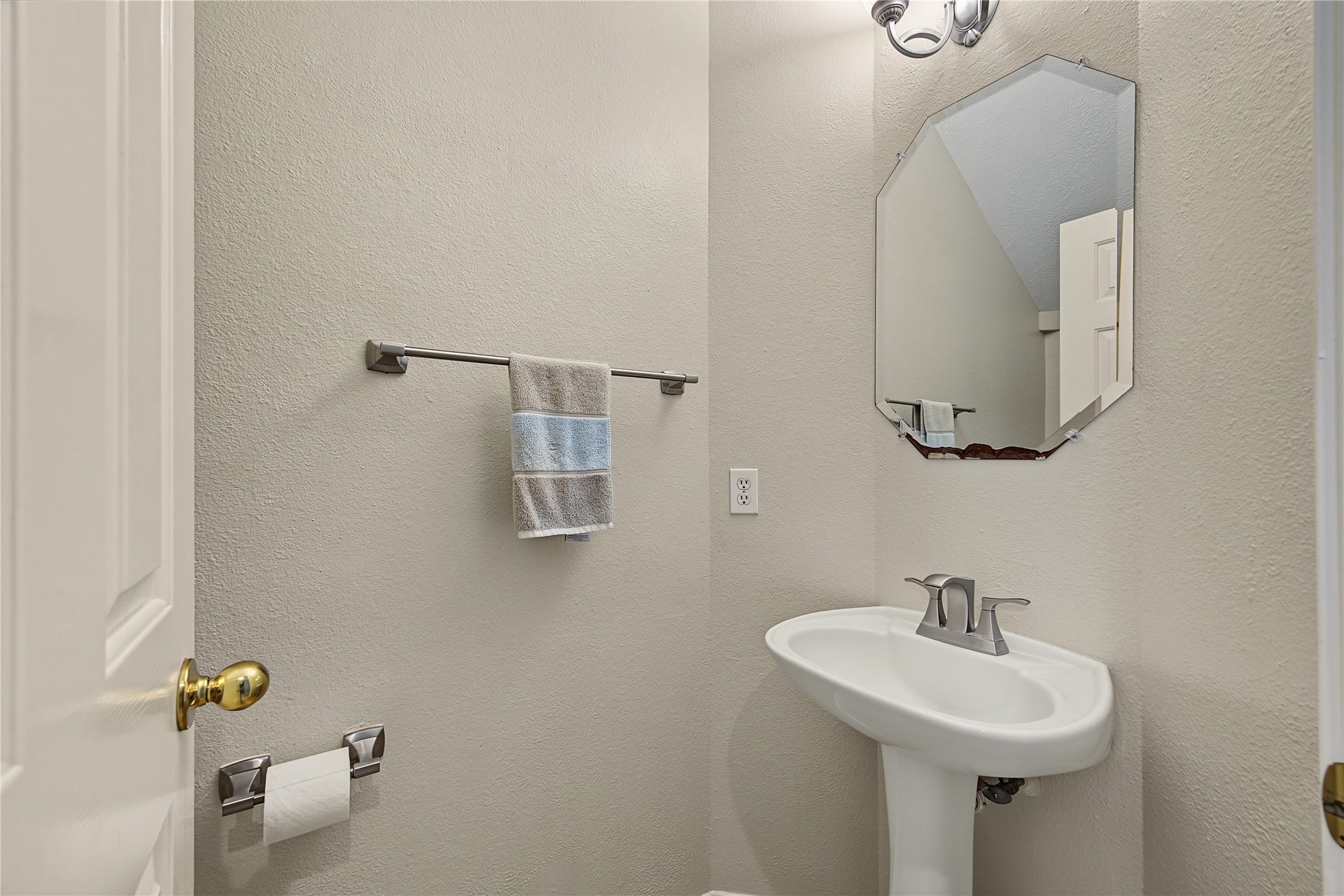 2302 Piney Woods Drive, Pearland, TX 77581 Convenient downstairs half bath with pedestal sink