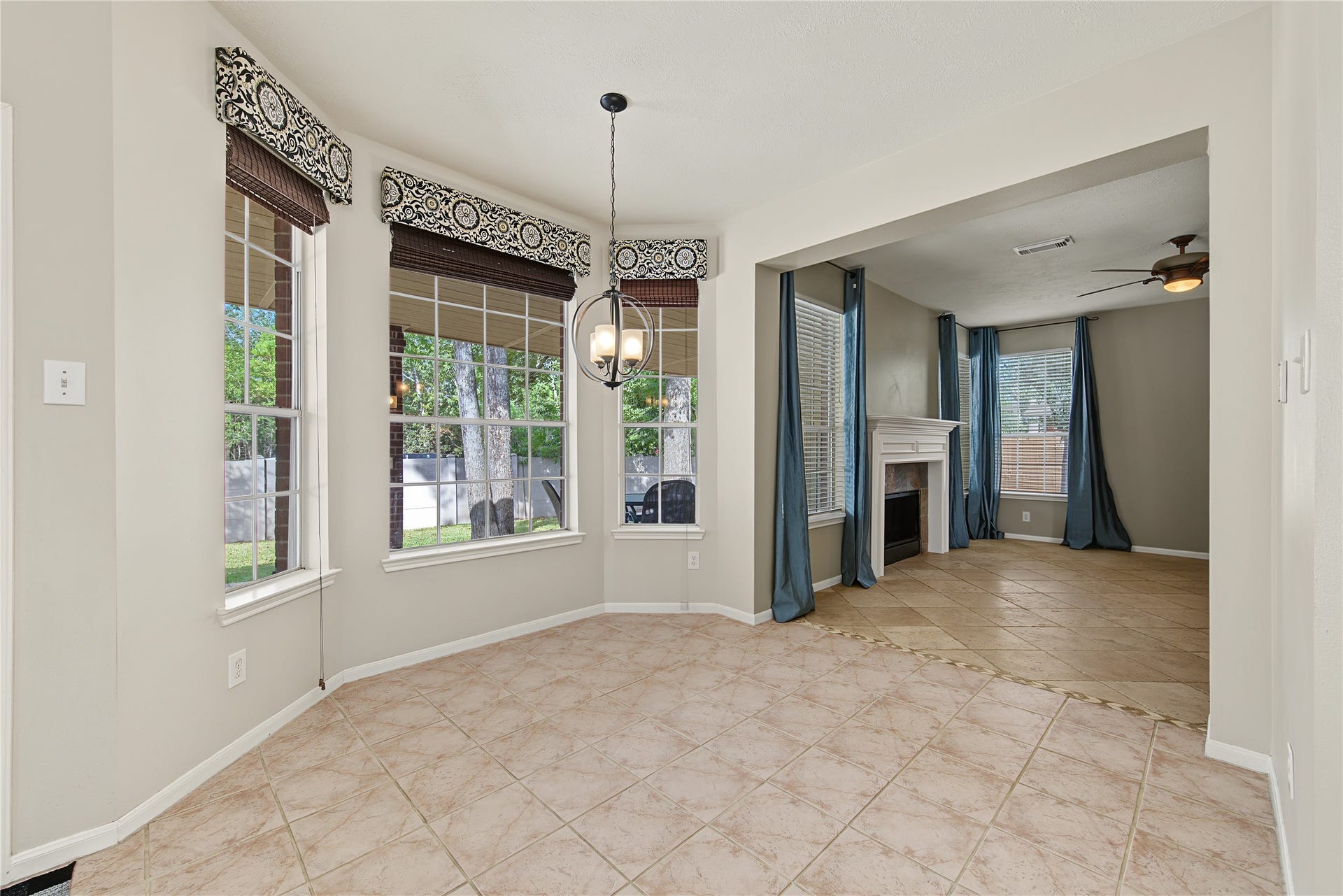 2302 Piney Woods Drive, Pearland, TX 77581 Breakfast area with a sunny bay window