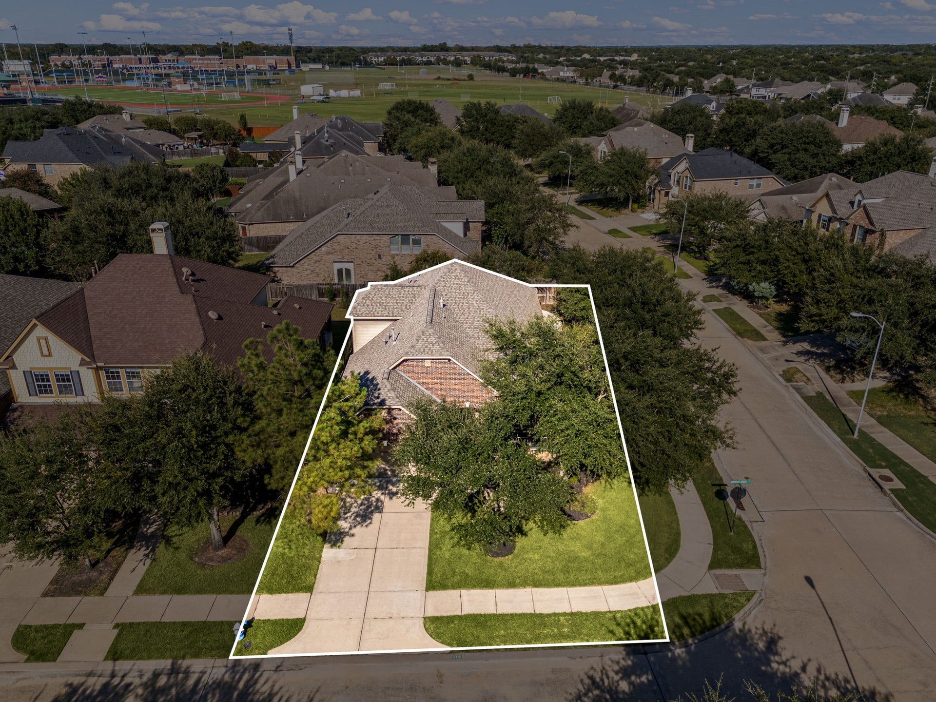 9430 Amethyst Arbor Lane, Katy, TX 77494 This home sits on a large lot with ample yard space in front and the back, lush landscaping and a well-maintained yard. Plenty of space to accommodate guest parking and situated on a corner lot.