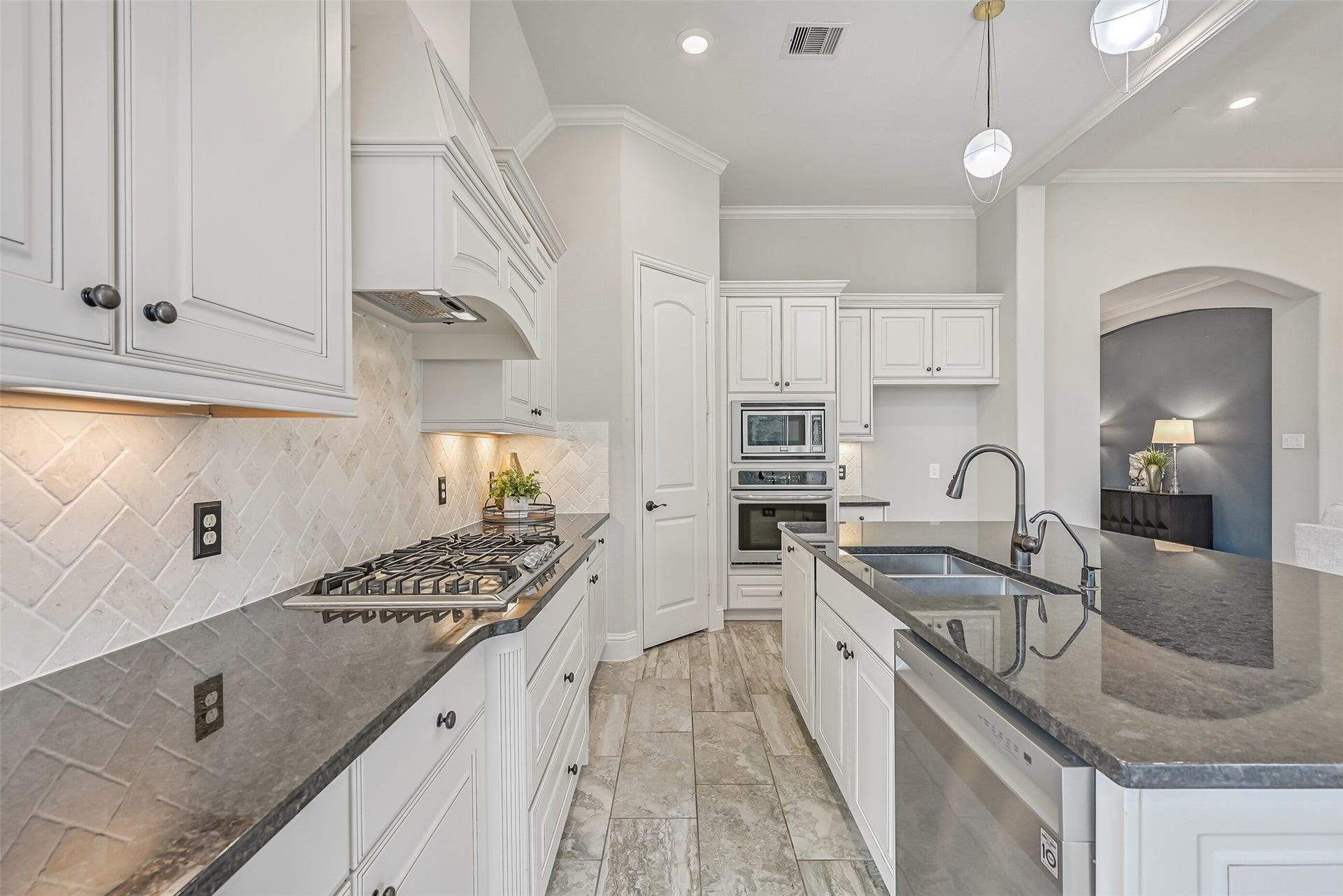 1640 Longwood Glen Lane, Friendswood, TX 77546 Another angle reveals the kitchen's generous workspace, abundant cabinetry & corner walk-in pantry. The oversized island provides a natural gathering spot, while the adjoining breakfast room enjoys windows overlooking the backyard.