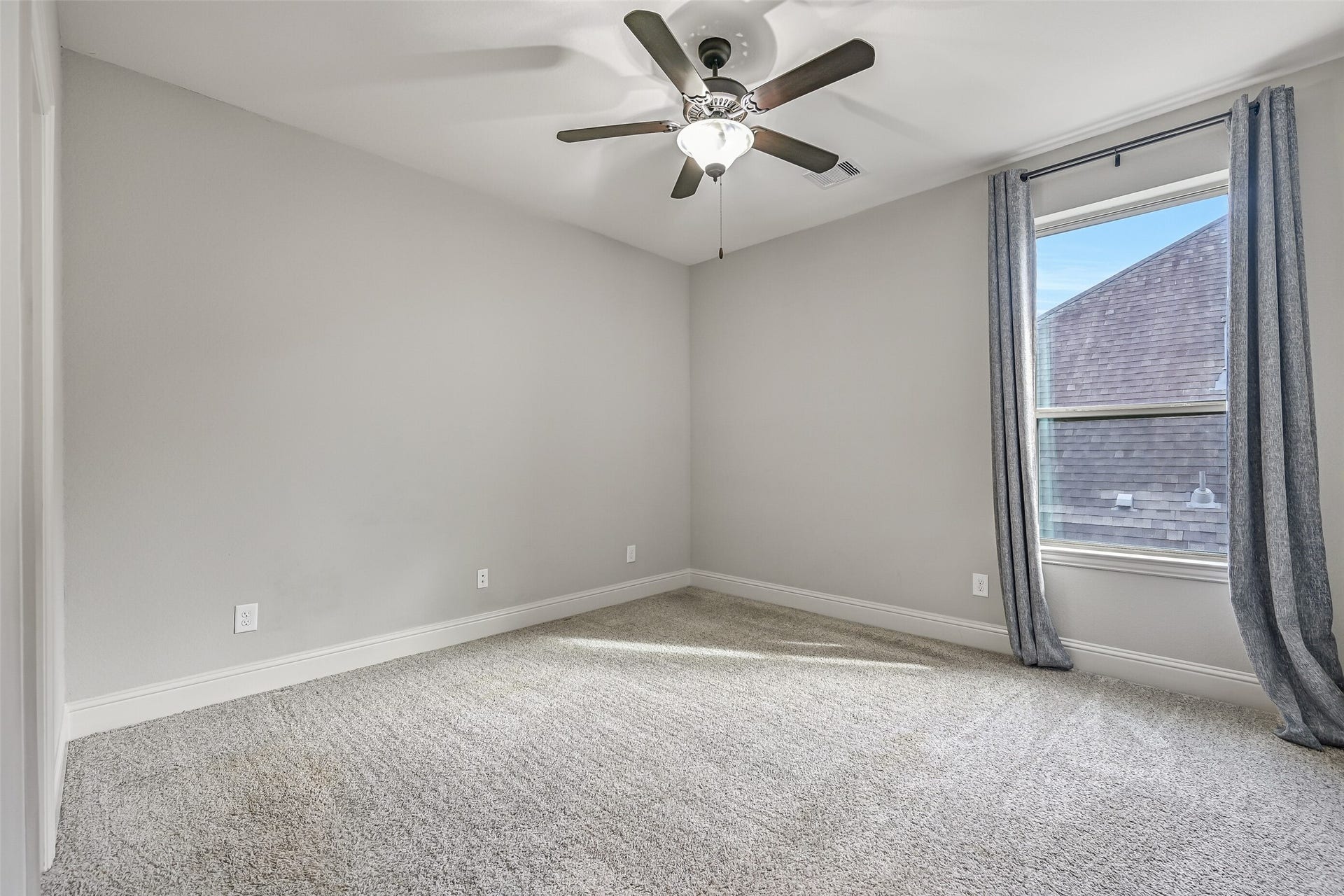 1640 Longwood Glen Lane, Friendswood, TX 77546 The final upstairs bedroom offers plush carpeting, neutral paint, a lighted ceiling fan & a side-facing window with draperies. A walk-in closet completes the room, with easy access to the shared hallway bathroom.