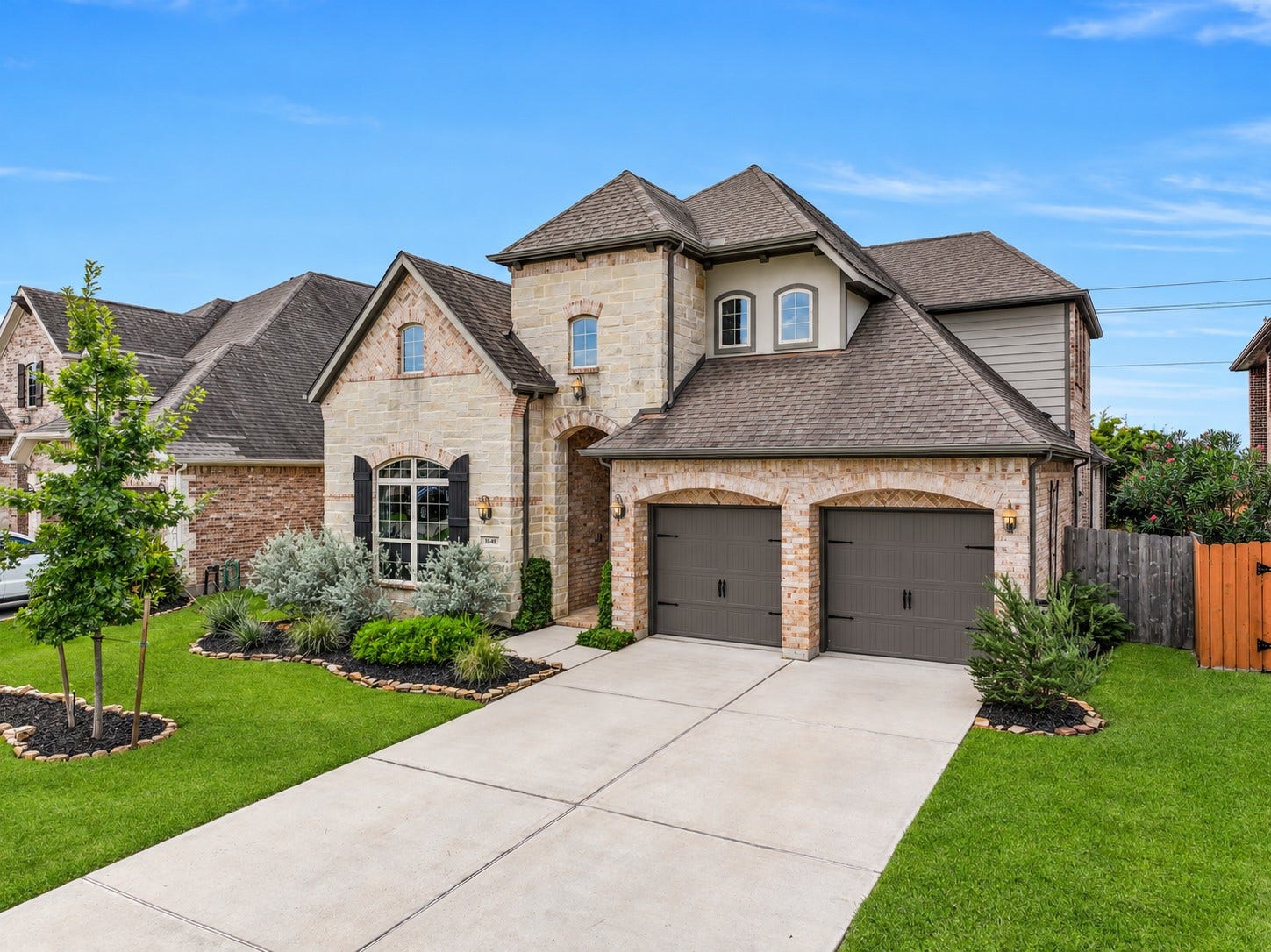 1640 Longwood Glen Lane, Friendswood, TX 77546 Welcome to 1640 Longwood Glen in West Ranch! This beautiful Village Builders home combines Austin limestone, brick & stucco with charming architectural details, manicured landscaping & a surprise insidea separate 1-bedroom apartment with its own private entrance!