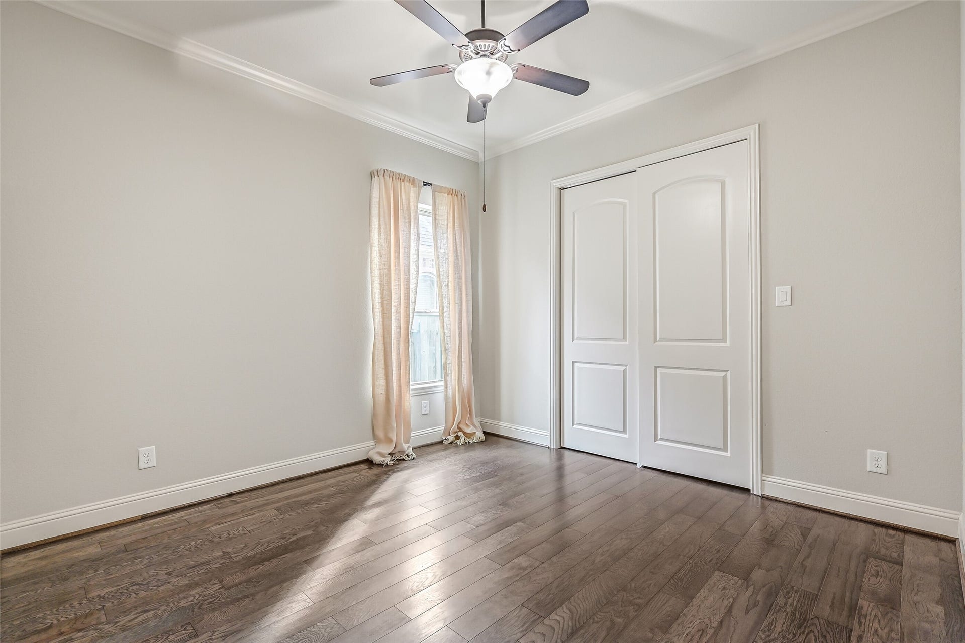 1640 Longwood Glen Lane, Friendswood, TX 77546 The apartment's separate bedroom offers luxury vinyl plank flooring, crown molding, a lighted ceiling fan & a side-facing window with draperies. A generous sliding-door closet provides wardrobe storage, completing this thoughtfully arranged private living space.