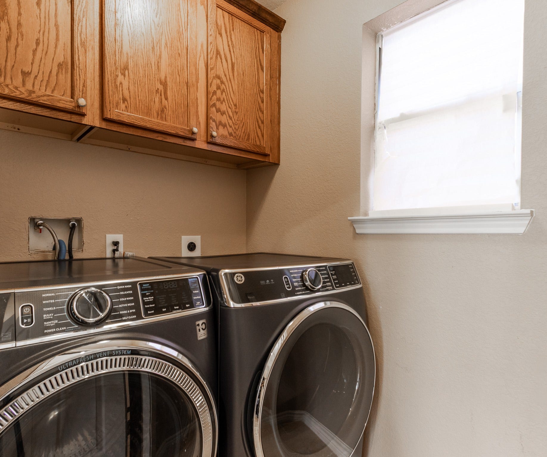 435 Sandstone Creek Lane, Dickinson, TX 77539 Washer and Dryer included in the lease