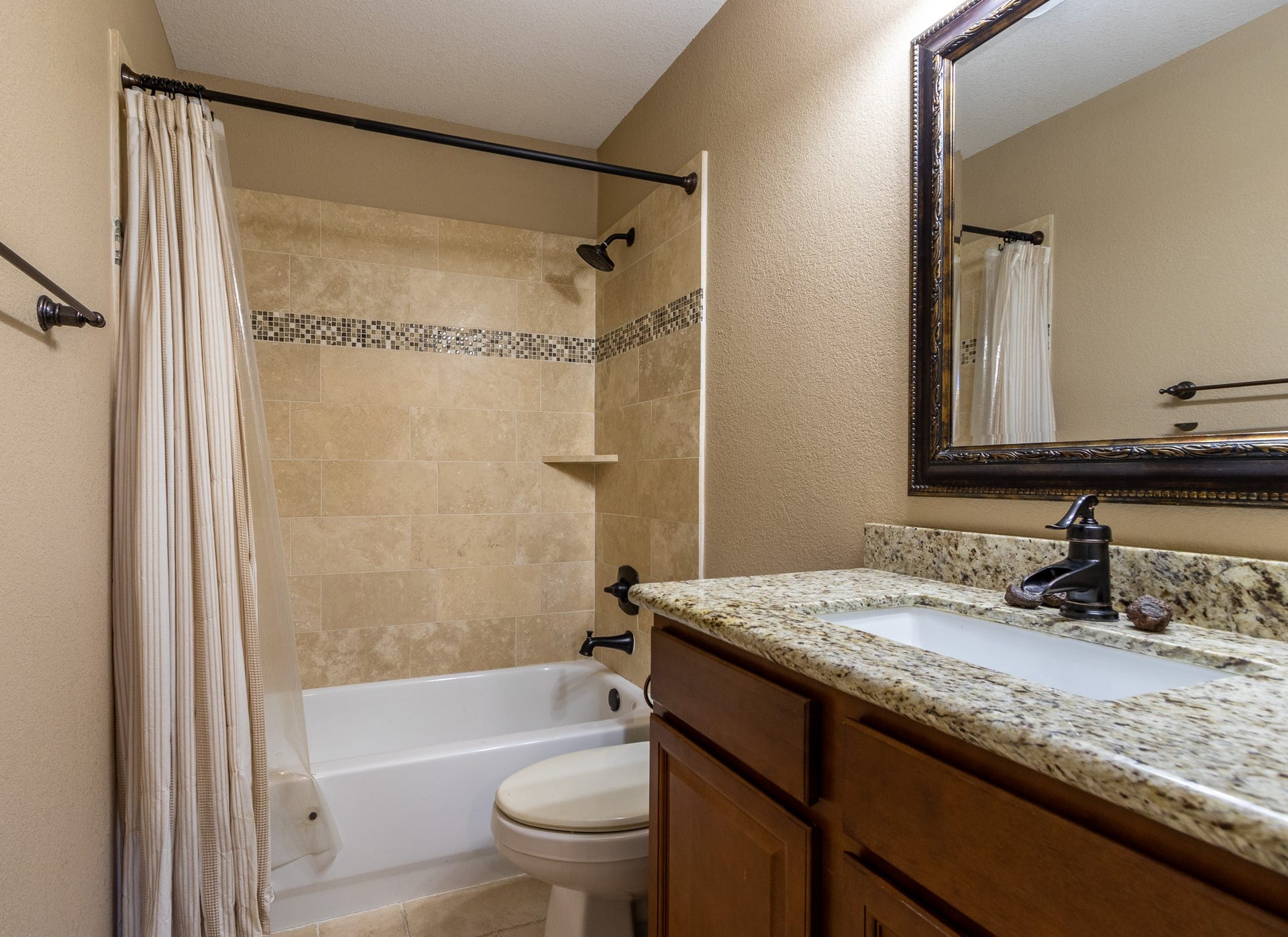 435 Sandstone Creek Lane, Dickinson, TX 77539 Guest bath.