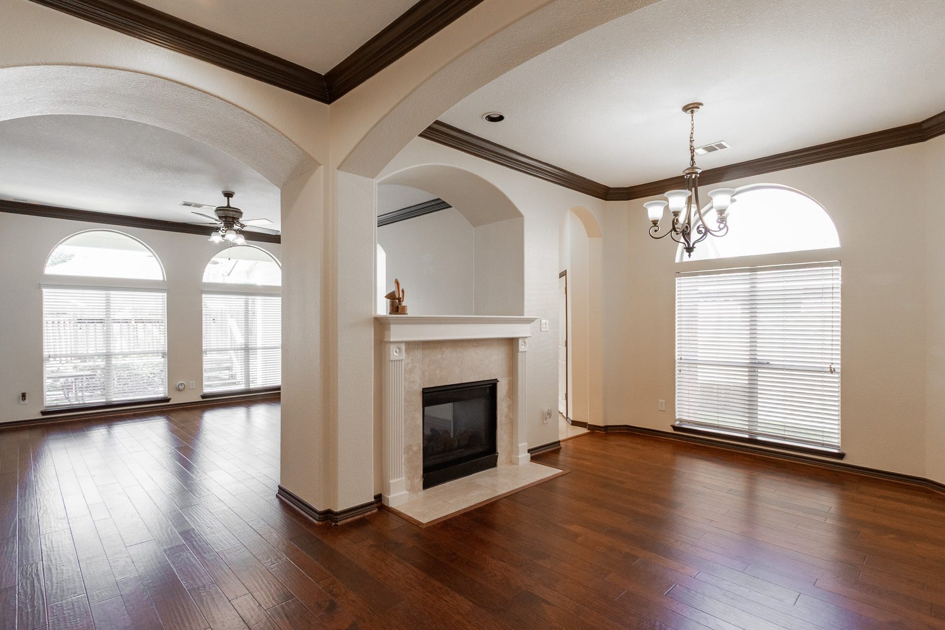 435 Sandstone Creek Lane, Dickinson, TX 77539 Virtual edit- New paint.