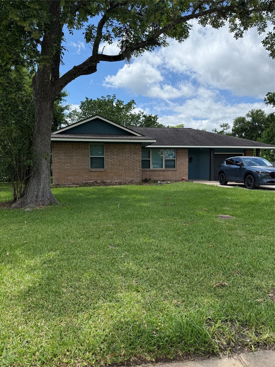 Property photo for 104 Mimosa Street, Lake Jackson, TX